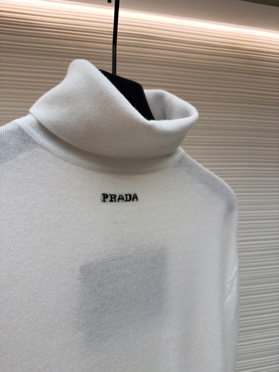Prada jacquard turtleneck sweater ●Article number: 1681363-A75 ●Material: mercerized worsted wool fabric ●Technology: jacquard production ●Color: white ●Version: fitted version ●Weight: about 220 grams ●Size: 46-48-50-52 ●Description: Custom-woven mercerized worsted wool, soft and delicate, comfortable and close to the skin, with pure and clean white as the main color, restrained and layered, elegant and self-conscious The black PRADA logo forms a low-key dialogue with the soft sheen of white wool. It is accurately anchored under the collarbone at the visual golden section. It interprets PRADA's brand philosophy of minimalism and luxury. With the high-neck version as the core, functional warmth is sublimated into aesthetic expression. Less is more. With an inclusive attitude, it becomes the invisible base of all your looks. Made of jacquard tissue imported from Germany. Precisely control the arrangement and interweaving of yarns. Carefully intertwined on the loom. Prada logo jacquard art pattern inlay The fabrics are more vivid and three-dimensional, and the garment washing water is softened and deodorized using professional washing equipment and specific detergents to deeply clean and deodorize the clothes to improve the feel and appearance of the clothes. The overall wiring is straight and delicate, the fabric is comfortable and soft, and the color is consistent without color difference. It can be matched with the same style to create a fashionable look, and can be used in various occasions. Customized accessories, complete with three standards, the same style for men and women.
