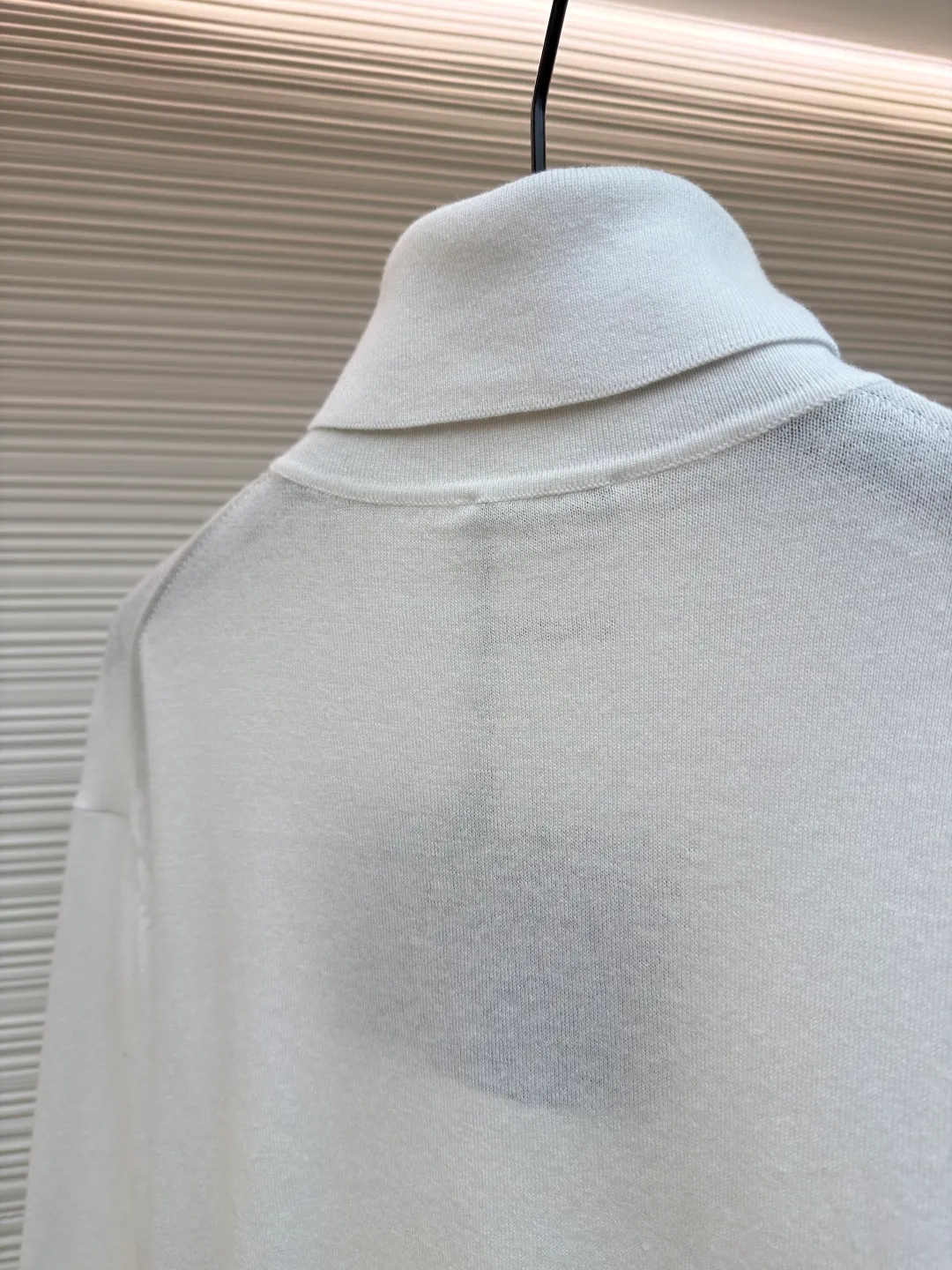 Prada jacquard turtleneck sweater ●Article number: 1681363-A75 ●Material: mercerized worsted wool fabric ●Technology: jacquard production ●Color: white ●Version: fitted version ●Weight: about 220 grams ●Size: 46-48-50-52 ●Description: Custom-woven mercerized worsted wool, soft and delicate, comfortable and close to the skin, with pure and clean white as the main color, restrained and layered, elegant and self-conscious The black PRADA logo forms a low-key dialogue with the soft sheen of white wool. It is accurately anchored under the collarbone at the visual golden section. It interprets PRADA's brand philosophy of minimalism and luxury. With the high-neck version as the core, functional warmth is sublimated into aesthetic expression. Less is more. With an inclusive attitude, it becomes the invisible base of all your looks. Made of jacquard tissue imported from Germany. Precisely control the arrangement and interweaving of yarns. Carefully intertwined on the loom. Prada logo jacquard art pattern inlay The fabrics are more vivid and three-dimensional, and the garment washing water is softened and deodorized using professional washing equipment and specific detergents to deeply clean and deodorize the clothes to improve the feel and appearance of the clothes. The overall wiring is straight and delicate, the fabric is comfortable and soft, and the color is consistent without color difference. It can be matched with the same style to create a fashionable look, and can be used in various occasions. Customized accessories, complete with three standards, the same style for men and women.