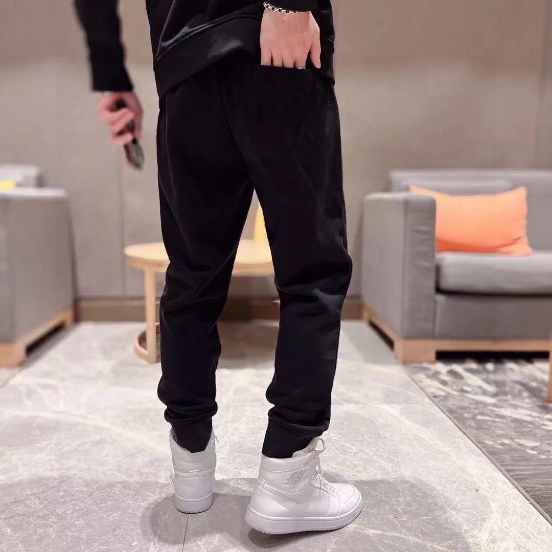 🅿️460 brand [DIOR Dior] (velvet and thickened) 2025 spring new product, celebrities’ favorite fashion-flavored casual suit, clean and neat tailoring, full of urban style. Made of high-quality custom-made fabrics, the interior has excellent thermal insulation effect, feels soft and dry, and the upper body effect is crisp and stylish. The three-dimensional cutting process and the pattern are all of high standards, and the silhouette version has the right benefits! It is not tight at all, and you feel good when you put it on. So many top-quality raw materials create high-end products with unparalleled value. It is the first choice for high-end fashion people. (Size: M-4XL can wear up to 200 pounds)