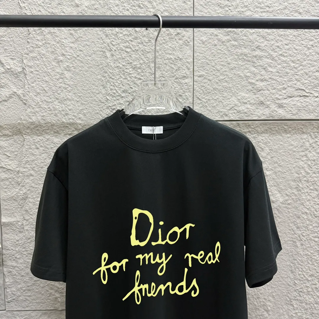 🅿️180 Dio*Dior* 2025 Spring and Summer Style Classic Yellow Letter Print Personalized Logo Customized Double Yarn Plain Cotton Fabric Short Sleeve T-shirt Unisex Size: S (90-130kg) M (120-150kg) L (140-165kg) XL (160-180kg) XXL (180-210kg) Color: black white