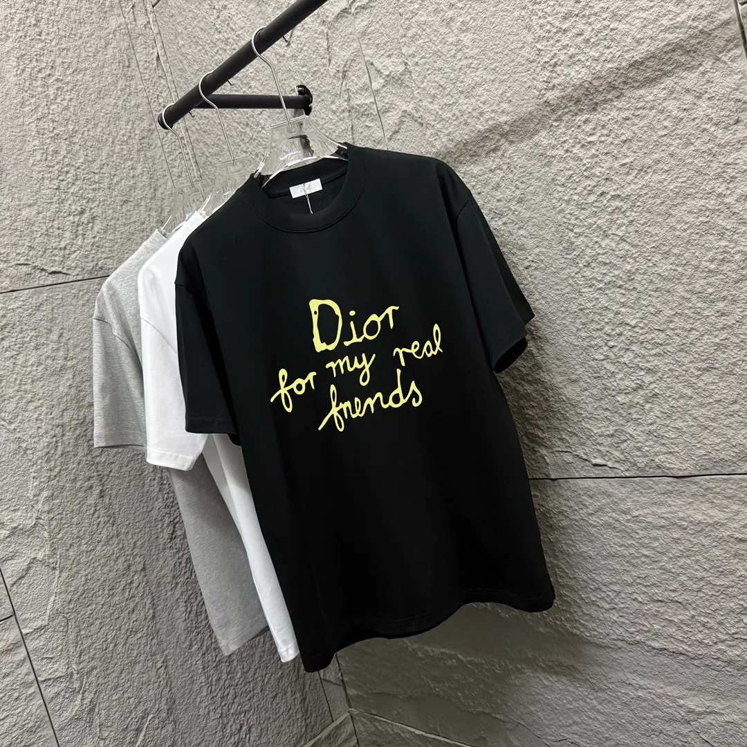 🅿️180 Dio*Dior* 2025 Spring and Summer Style Classic Yellow Letter Print Personalized Logo Customized Double Yarn Plain Cotton Fabric Short Sleeve T-shirt Unisex Size: S (90-130kg) M (120-150kg) L (140-165kg) XL (160-180kg) XXL (180-210kg) Color: black white