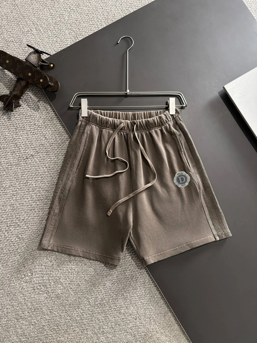 🅿️330 shipped next day, high-end goods DIOR/Dior 2025 spring and summer new elastic band casual solid color loose shorts, two needle stitches at the hem, fine and firm stitching, custom-made fabrics at the counter, high breathability and comfort, impeccable details, brand element design concept, reflecting high quality. It feels delicate and soft! It presents a casual cut and the upper body shape is great! Size: S-XXL
