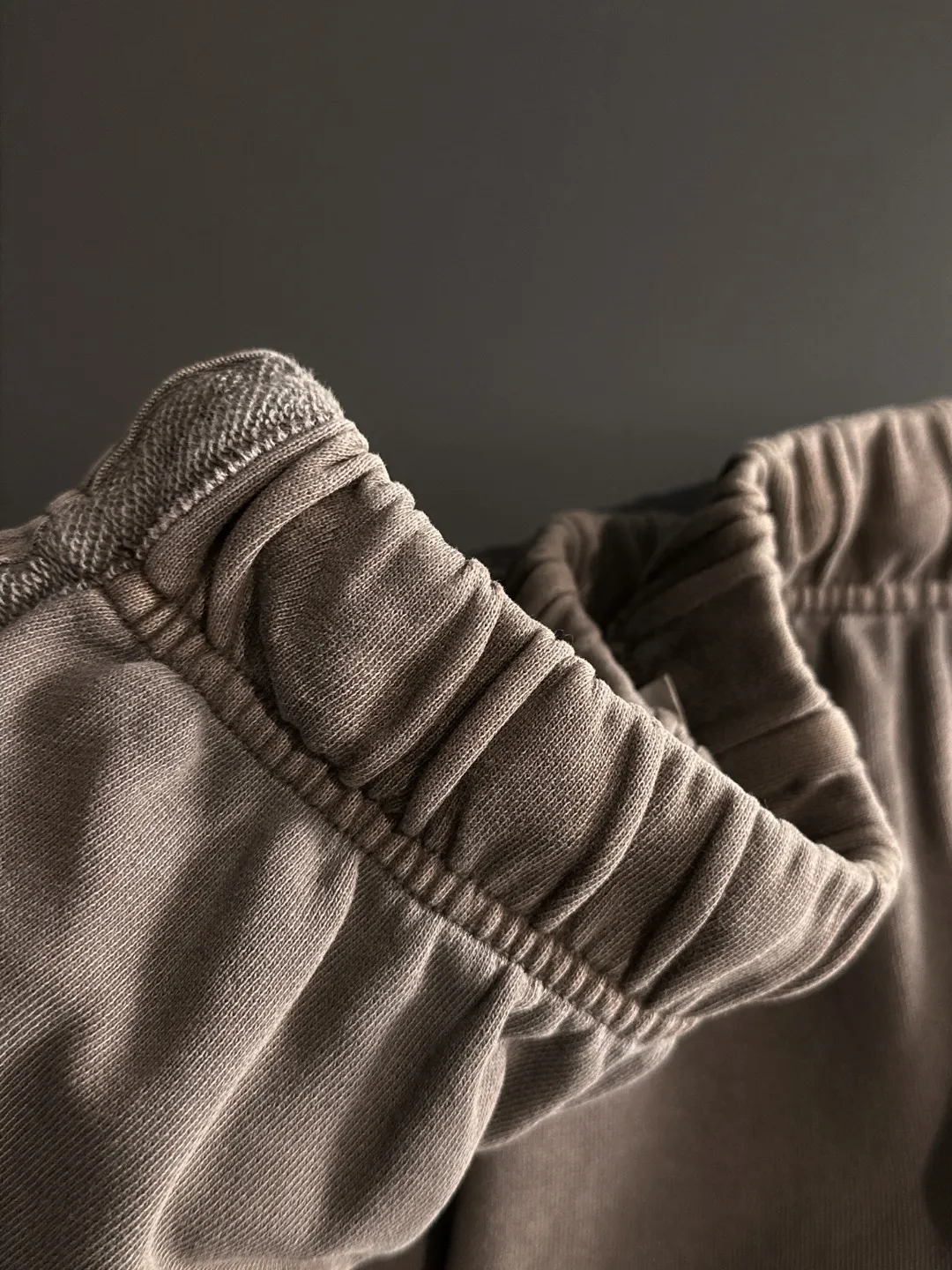 🅿️330 shipped next day, high-end goods DIOR/Dior 2025 spring and summer new elastic band casual solid color loose shorts, two needle stitches at the hem, fine and firm stitching, custom-made fabrics at the counter, high breathability and comfort, impeccable details, brand element design concept, reflecting high quality. It feels delicate and soft! It presents a casual cut and the upper body shape is great! Size: S-XXL