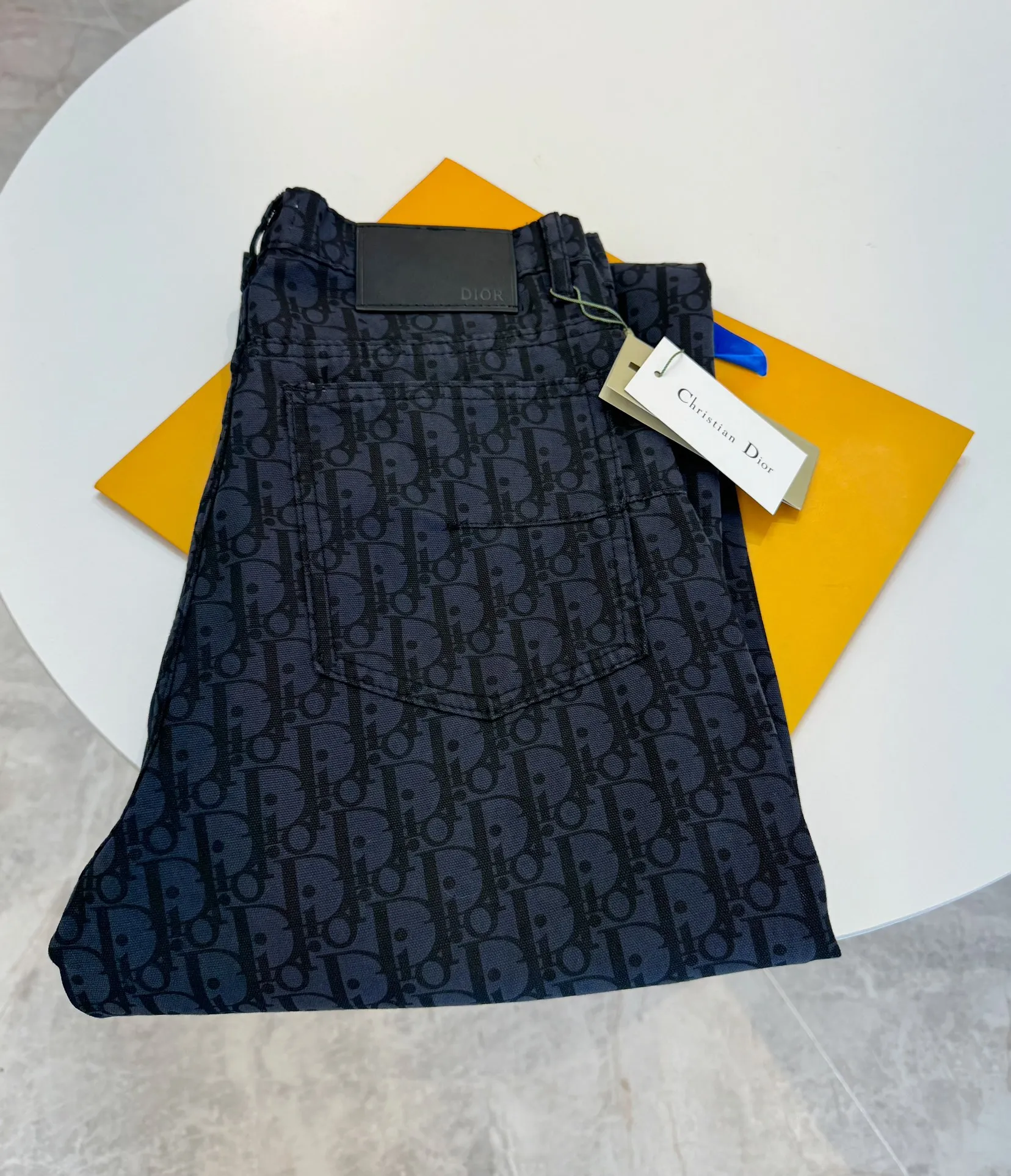 🅿️256 🔥High-end quality Item number: D23 Style: Dior/Dior 2024SS spring new old flower all-print jacquard jeans straight trousers Light luxury essential item for men and women's daily commuting wear Dior's latest top material super soft high cotton washed denim fabric! The washing cost of each piece is as much as three times that of conventional craftsmanship. The touch is extremely delicate. Once you get the actual item, you really can’t put it down. It has a full sense of high-end! The real counters use materials worth more than a thousand yuan, giving you an unparalleled sense of luxury!  Details after details! The latest first launch model! The whole body has a simple and elegant design, and the back pockets of the pants are made of high-quality craftsmanship. The belt is extremely exquisite! Real materials inside, just for the ultimate touch, without sacrificing high cost!  World premiere new product! Hot-selling items at the counter, the ultimate luxury! Whether it is for personal wear or as a gift, it is a king-level choice! No pressure to manage any large business occasions and high-end private clubs! Highly recommended to buy!    Color: Picture color Size: S-XL (28/30/32/34)