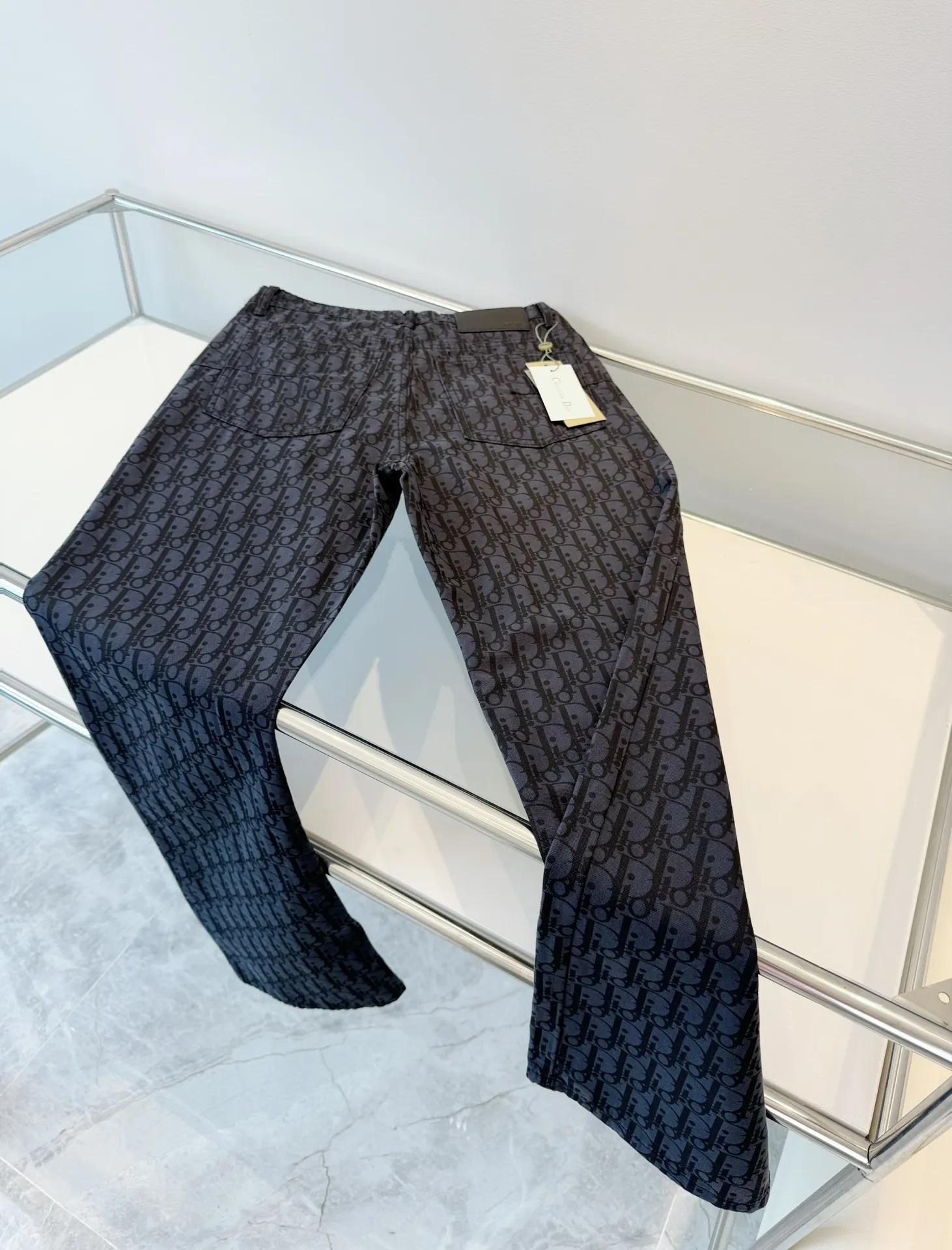 🅿️256 🔥High-end quality Item number: D23 Style: Dior/Dior 2024SS spring new old flower all-print jacquard jeans straight trousers Light luxury essential item for men and women's daily commuting wear Dior's latest top material super soft high cotton washed denim fabric! The washing cost of each piece is as much as three times that of conventional craftsmanship. The touch is extremely delicate. Once you get the actual item, you really can’t put it down. It has a full sense of high-end! The real counters use materials worth more than a thousand yuan, giving you an unparalleled sense of luxury!  Details after details! The latest first launch model! The whole body has a simple and elegant design, and the back pockets of the pants are made of high-quality craftsmanship. The belt is extremely exquisite! Real materials inside, just for the ultimate touch, without sacrificing high cost!  World premiere new product! Hot-selling items at the counter, the ultimate luxury! Whether it is for personal wear or as a gift, it is a king-level choice! No pressure to manage any large business occasions and high-end private clubs! Highly recommended to buy!    Color: Picture color Size: S-XL (28/30/32/34)