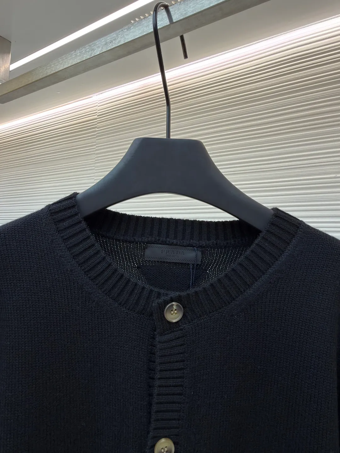 Prada round neck single-breasted cashmere cardigan ●Original version: Purchased and developed for 31500 ●Item number: 1681576-A85 ●Fabric: wool blended fabric ●Technology: knitted ●Color: black ●Version: Fitted version ●Weight: about 750 grams ●Size: S-M-L-XL ●Description: This knitted cardigan is made of high-quality wool blended fabric, with a soft and delicate feel and excellent warmth retention properties. The body features a classic round neck design for a comfortable fit. The front placket is closed with a single-breasted button, making it easy to put on and take off and look neat. There are symmetrical pockets on both sides, which are practical and enhance the overall look. The knitted texture is clear and even, demonstrating exquisite craftsmanship. Ready-made garments undergo strict quality inspection to ensure that each piece meets high standards. Whether worn with a shirt or a T-shirt, this cardigan can show its unique fashion taste and texture. The overall wiring is straight and delicate, the fabric is comfortable and soft, and the color is consistent without color difference. It can be matched with the same style to create a fashionable look and control various occasions. Customized accessories, complete with three standards, same style for men and women!