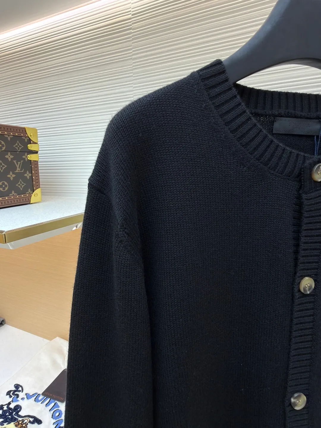 Prada round neck single-breasted cashmere cardigan ●Original version: Purchased and developed for 31500 ●Item number: 1681576-A85 ●Fabric: wool blended fabric ●Technology: knitted ●Color: black ●Version: Fitted version ●Weight: about 750 grams ●Size: S-M-L-XL ●Description: This knitted cardigan is made of high-quality wool blended fabric, with a soft and delicate feel and excellent warmth retention properties. The body features a classic round neck design for a comfortable fit. The front placket is closed with a single-breasted button, making it easy to put on and take off and look neat. There are symmetrical pockets on both sides, which are practical and enhance the overall look. The knitted texture is clear and even, demonstrating exquisite craftsmanship. Ready-made garments undergo strict quality inspection to ensure that each piece meets high standards. Whether worn with a shirt or a T-shirt, this cardigan can show its unique fashion taste and texture. The overall wiring is straight and delicate, the fabric is comfortable and soft, and the color is consistent without color difference. It can be matched with the same style to create a fashionable look and control various occasions. Customized accessories, complete with three standards, same style for men and women!