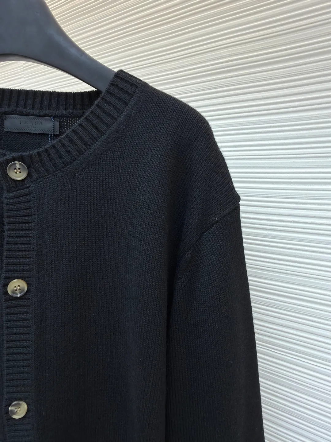 Prada round neck single-breasted cashmere cardigan ●Original version: Purchased and developed for 31500 ●Item number: 1681576-A85 ●Fabric: wool blended fabric ●Technology: knitted ●Color: black ●Version: Fitted version ●Weight: about 750 grams ●Size: S-M-L-XL ●Description: This knitted cardigan is made of high-quality wool blended fabric, with a soft and delicate feel and excellent warmth retention properties. The body features a classic round neck design for a comfortable fit. The front placket is closed with a single-breasted button, making it easy to put on and take off and look neat. There are symmetrical pockets on both sides, which are practical and enhance the overall look. The knitted texture is clear and even, demonstrating exquisite craftsmanship. Ready-made garments undergo strict quality inspection to ensure that each piece meets high standards. Whether worn with a shirt or a T-shirt, this cardigan can show its unique fashion taste and texture. The overall wiring is straight and delicate, the fabric is comfortable and soft, and the color is consistent without color difference. It can be matched with the same style to create a fashionable look and control various occasions. Customized accessories, complete with three standards, same style for men and women!