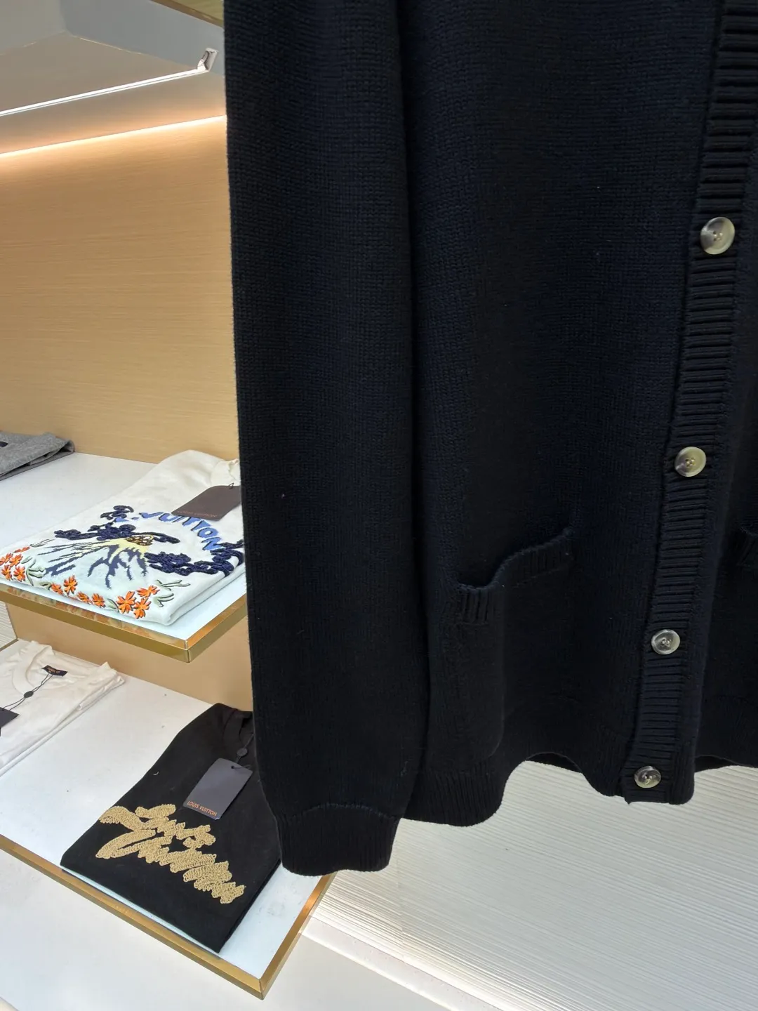 Prada round neck single-breasted cashmere cardigan ●Original version: Purchased and developed for 31500 ●Item number: 1681576-A85 ●Fabric: wool blended fabric ●Technology: knitted ●Color: black ●Version: Fitted version ●Weight: about 750 grams ●Size: S-M-L-XL ●Description: This knitted cardigan is made of high-quality wool blended fabric, with a soft and delicate feel and excellent warmth retention properties. The body features a classic round neck design for a comfortable fit. The front placket is closed with a single-breasted button, making it easy to put on and take off and look neat. There are symmetrical pockets on both sides, which are practical and enhance the overall look. The knitted texture is clear and even, demonstrating exquisite craftsmanship. Ready-made garments undergo strict quality inspection to ensure that each piece meets high standards. Whether worn with a shirt or a T-shirt, this cardigan can show its unique fashion taste and texture. The overall wiring is straight and delicate, the fabric is comfortable and soft, and the color is consistent without color difference. It can be matched with the same style to create a fashionable look and control various occasions. Customized accessories, complete with three standards, same style for men and women!
