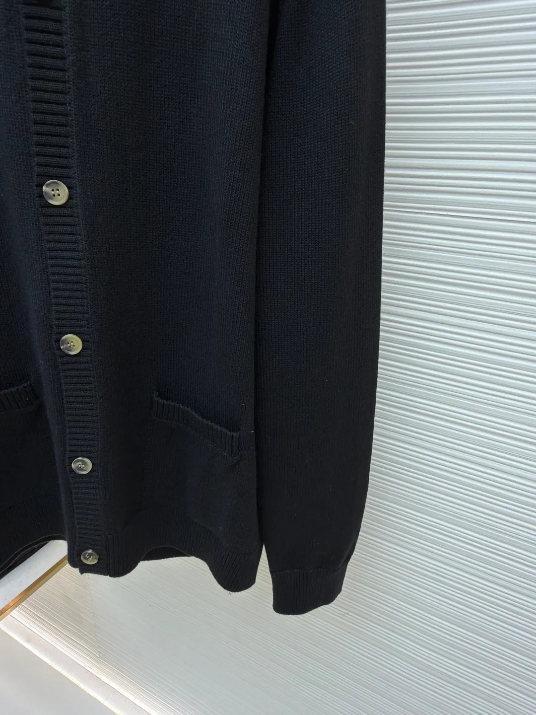 Prada round neck single-breasted cashmere cardigan ●Original version: Purchased and developed for 31500 ●Item number: 1681576-A85 ●Fabric: wool blended fabric ●Technology: knitted ●Color: black ●Version: Fitted version ●Weight: about 750 grams ●Size: S-M-L-XL ●Description: This knitted cardigan is made of high-quality wool blended fabric, with a soft and delicate feel and excellent warmth retention properties. The body features a classic round neck design for a comfortable fit. The front placket is closed with a single-breasted button, making it easy to put on and take off and look neat. There are symmetrical pockets on both sides, which are practical and enhance the overall look. The knitted texture is clear and even, demonstrating exquisite craftsmanship. Ready-made garments undergo strict quality inspection to ensure that each piece meets high standards. Whether worn with a shirt or a T-shirt, this cardigan can show its unique fashion taste and texture. The overall wiring is straight and delicate, the fabric is comfortable and soft, and the color is consistent without color difference. It can be matched with the same style to create a fashionable look and control various occasions. Customized accessories, complete with three standards, same style for men and women!