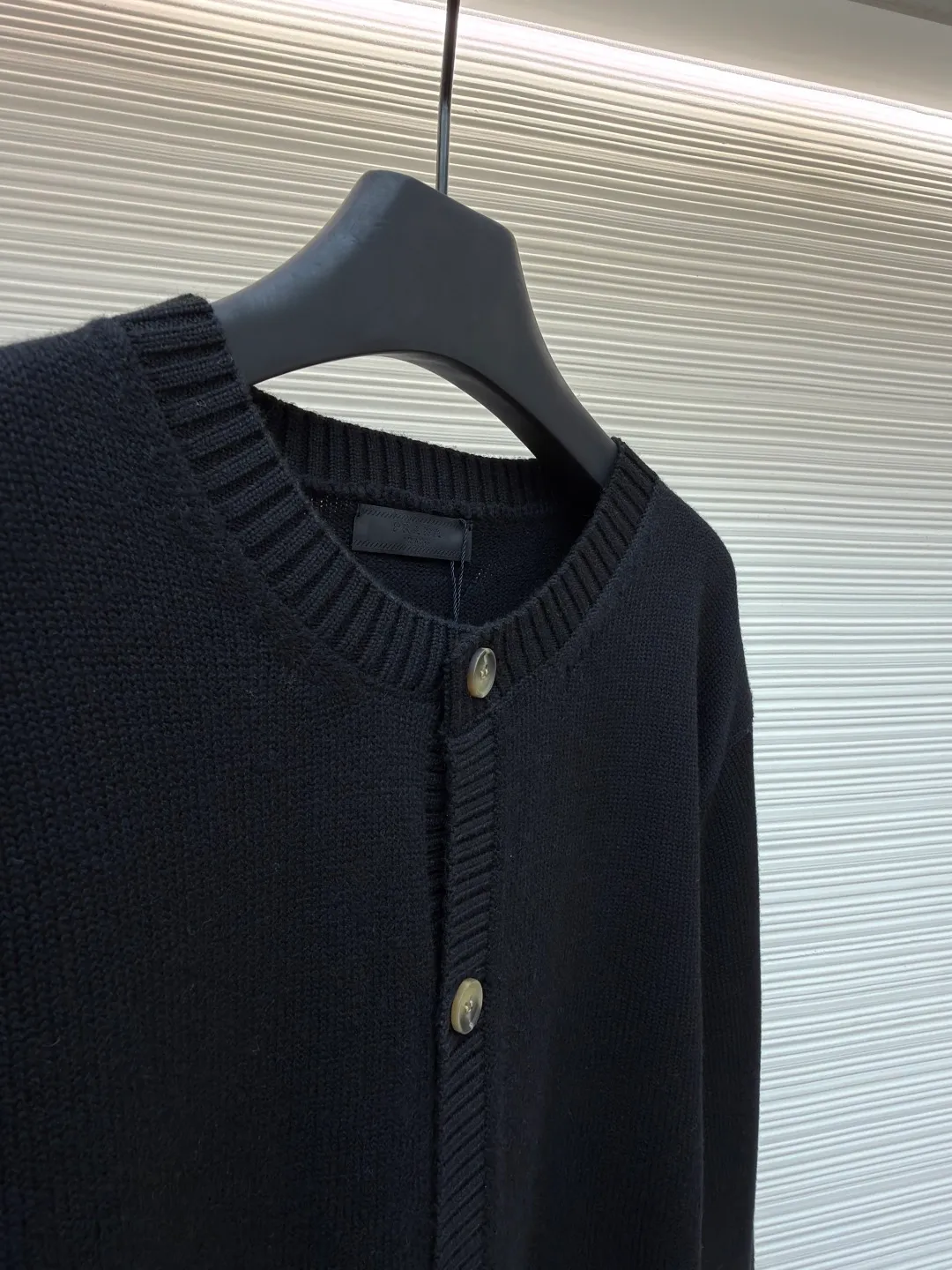 Prada round neck single-breasted cashmere cardigan ●Original version: Purchased and developed for 31500 ●Item number: 1681576-A85 ●Fabric: wool blended fabric ●Technology: knitted ●Color: black ●Version: Fitted version ●Weight: about 750 grams ●Size: S-M-L-XL ●Description: This knitted cardigan is made of high-quality wool blended fabric, with a soft and delicate feel and excellent warmth retention properties. The body features a classic round neck design for a comfortable fit. The front placket is closed with a single-breasted button, making it easy to put on and take off and look neat. There are symmetrical pockets on both sides, which are practical and enhance the overall look. The knitted texture is clear and even, demonstrating exquisite craftsmanship. Ready-made garments undergo strict quality inspection to ensure that each piece meets high standards. Whether worn with a shirt or a T-shirt, this cardigan can show its unique fashion taste and texture. The overall wiring is straight and delicate, the fabric is comfortable and soft, and the color is consistent without color difference. It can be matched with the same style to create a fashionable look and control various occasions. Customized accessories, complete with three standards, same style for men and women!