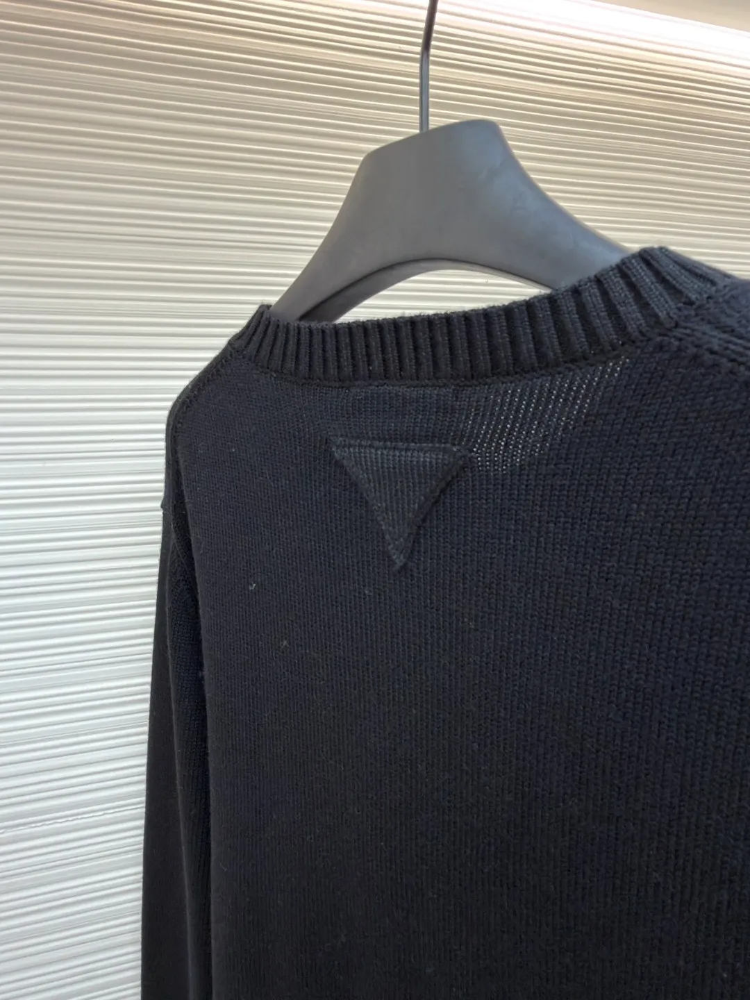 Prada round neck single-breasted cashmere cardigan ●Original version: Purchased and developed for 31500 ●Item number: 1681576-A85 ●Fabric: wool blended fabric ●Technology: knitted ●Color: black ●Version: Fitted version ●Weight: about 750 grams ●Size: S-M-L-XL ●Description: This knitted cardigan is made of high-quality wool blended fabric, with a soft and delicate feel and excellent warmth retention properties. The body features a classic round neck design for a comfortable fit. The front placket is closed with a single-breasted button, making it easy to put on and take off and look neat. There are symmetrical pockets on both sides, which are practical and enhance the overall look. The knitted texture is clear and even, demonstrating exquisite craftsmanship. Ready-made garments undergo strict quality inspection to ensure that each piece meets high standards. Whether worn with a shirt or a T-shirt, this cardigan can show its unique fashion taste and texture. The overall wiring is straight and delicate, the fabric is comfortable and soft, and the color is consistent without color difference. It can be matched with the same style to create a fashionable look and control various occasions. Customized accessories, complete with three standards, same style for men and women!