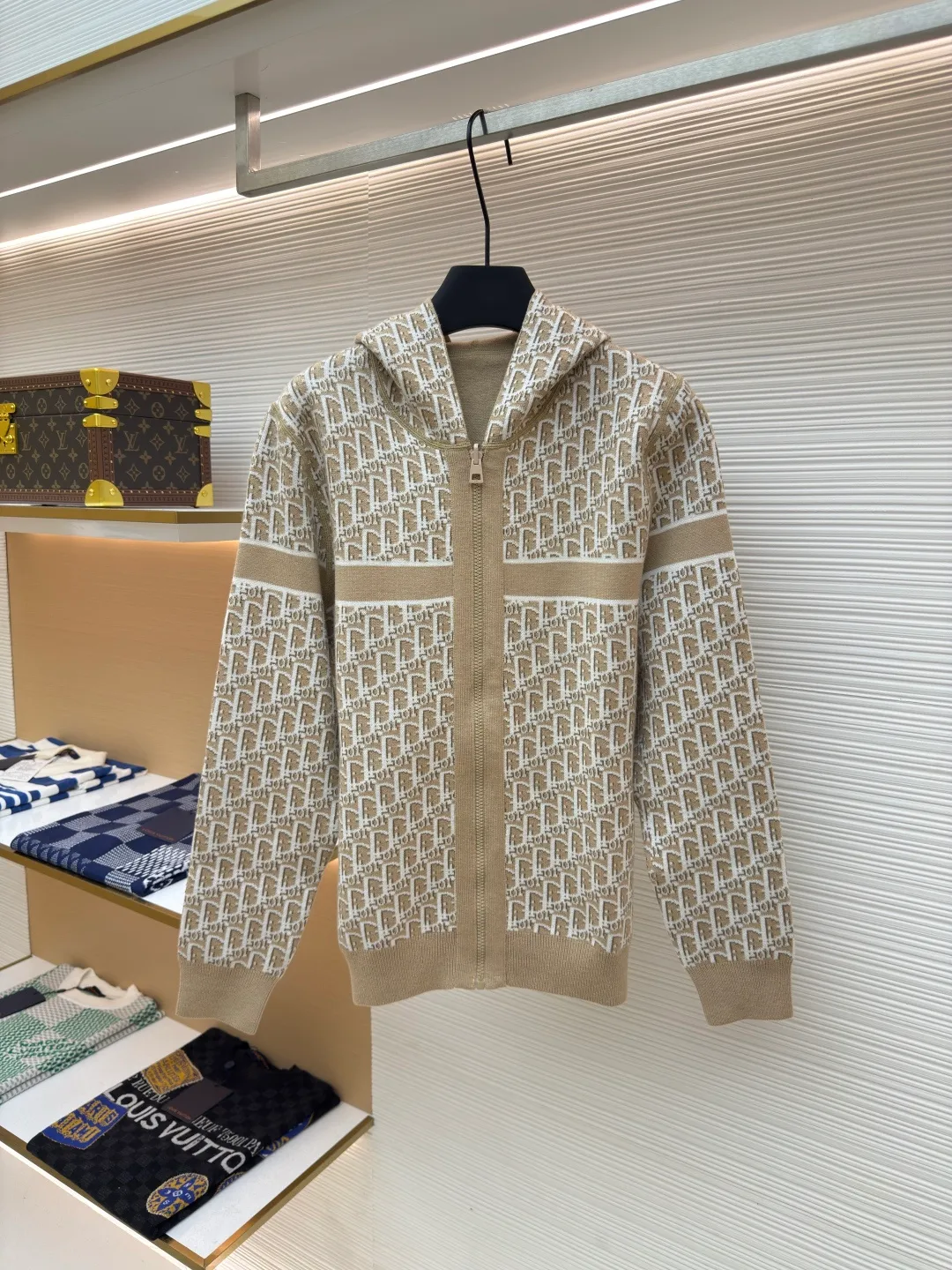 DIOR double-sided cashmere zipper jacket ●Item number: 1680430-B50 ●Fabric: Cashmere fabric ●Technology: Knitting ●Version: Fitted version ●Weight: about 920 grams ●Size: S-M-L-XL-XXL ●Description: Made of high-weight cashmere, warm, soft and comfortable! Reversible knit sweater with navy blue on one side and signature Oblique print on the other for a classic reversible look. The double-sided zipper with custom molding can be matched at will and the classic is reproduced. The overall wiring is straight and delicate, the fabric is comfortable and soft, and the color is consistent without color difference. It can be matched with the same style to create a fashionable look and control various occasions. Customized accessories, complete with three standards, same style for men and women!