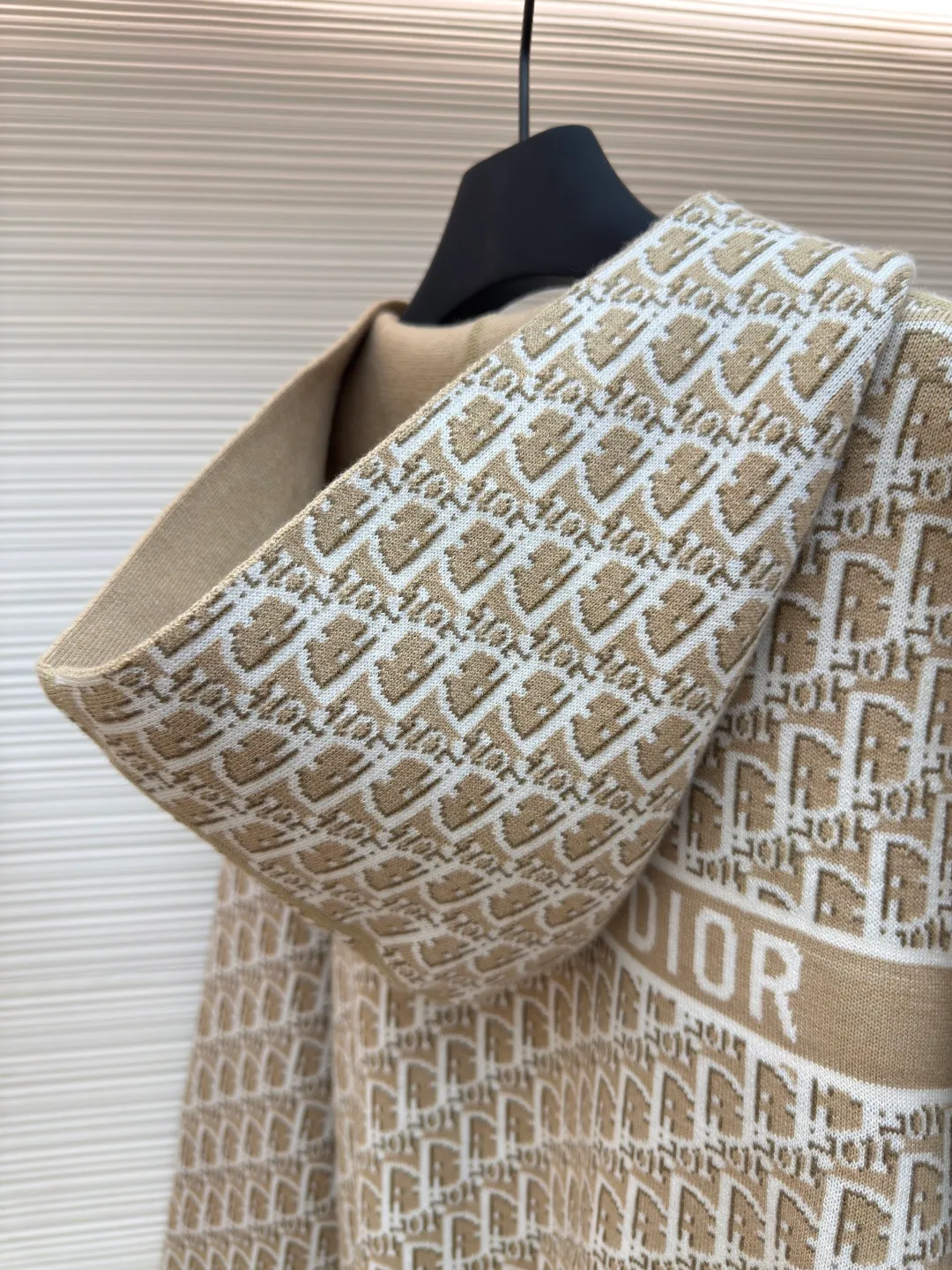 DIOR double-sided cashmere zipper jacket ●Item number: 1680430-B50 ●Fabric: Cashmere fabric ●Technology: Knitting ●Version: Fitted version ●Weight: about 920 grams ●Size: S-M-L-XL-XXL ●Description: Made of high-weight cashmere, warm, soft and comfortable! Reversible knit sweater with navy blue on one side and signature Oblique print on the other for a classic reversible look. The double-sided zipper with custom molding can be matched at will and the classic is reproduced. The overall wiring is straight and delicate, the fabric is comfortable and soft, and the color is consistent without color difference. It can be matched with the same style to create a fashionable look and control various occasions. Customized accessories, complete with three standards, same style for men and women!