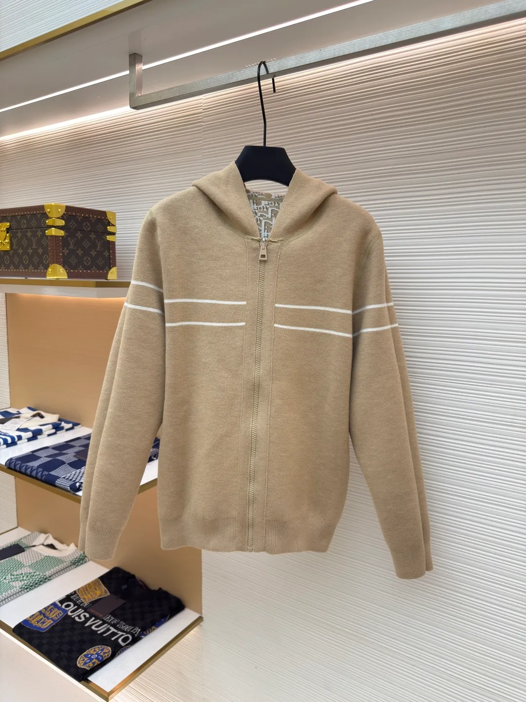 DIOR double-sided cashmere zipper jacket ●Item number: 1680430-B50 ●Fabric: Cashmere fabric ●Technology: Knitting ●Version: Fitted version ●Weight: about 920 grams ●Size: S-M-L-XL-XXL ●Description: Made of high-weight cashmere, warm, soft and comfortable! Reversible knit sweater with navy blue on one side and signature Oblique print on the other for a classic reversible look. The double-sided zipper with custom molding can be matched at will and the classic is reproduced. The overall wiring is straight and delicate, the fabric is comfortable and soft, and the color is consistent without color difference. It can be matched with the same style to create a fashionable look and control various occasions. Customized accessories, complete with three standards, same style for men and women!