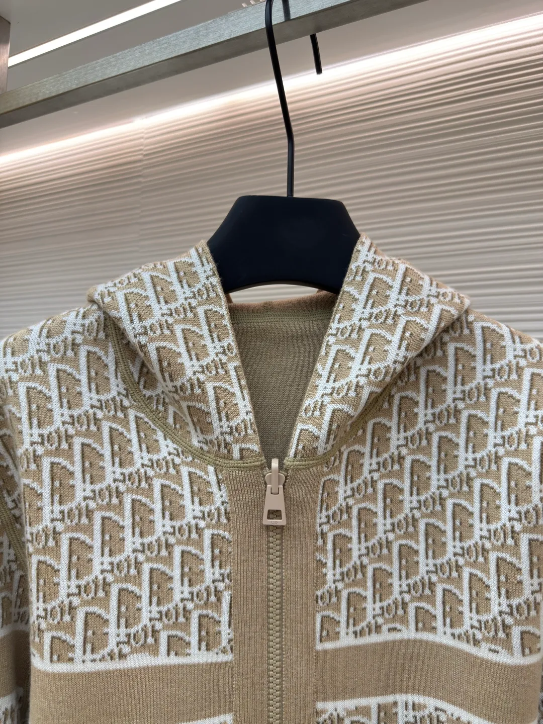 DIOR double-sided cashmere zipper jacket ●Item number: 1680430-B50 ●Fabric: Cashmere fabric ●Technology: Knitting ●Version: Fitted version ●Weight: about 920 grams ●Size: S-M-L-XL-XXL ●Description: Made of high-weight cashmere, warm, soft and comfortable! Reversible knit sweater with navy blue on one side and signature Oblique print on the other for a classic reversible look. The double-sided zipper with custom molding can be matched at will and the classic is reproduced. The overall wiring is straight and delicate, the fabric is comfortable and soft, and the color is consistent without color difference. It can be matched with the same style to create a fashionable look and control various occasions. Customized accessories, complete with three standards, same style for men and women!