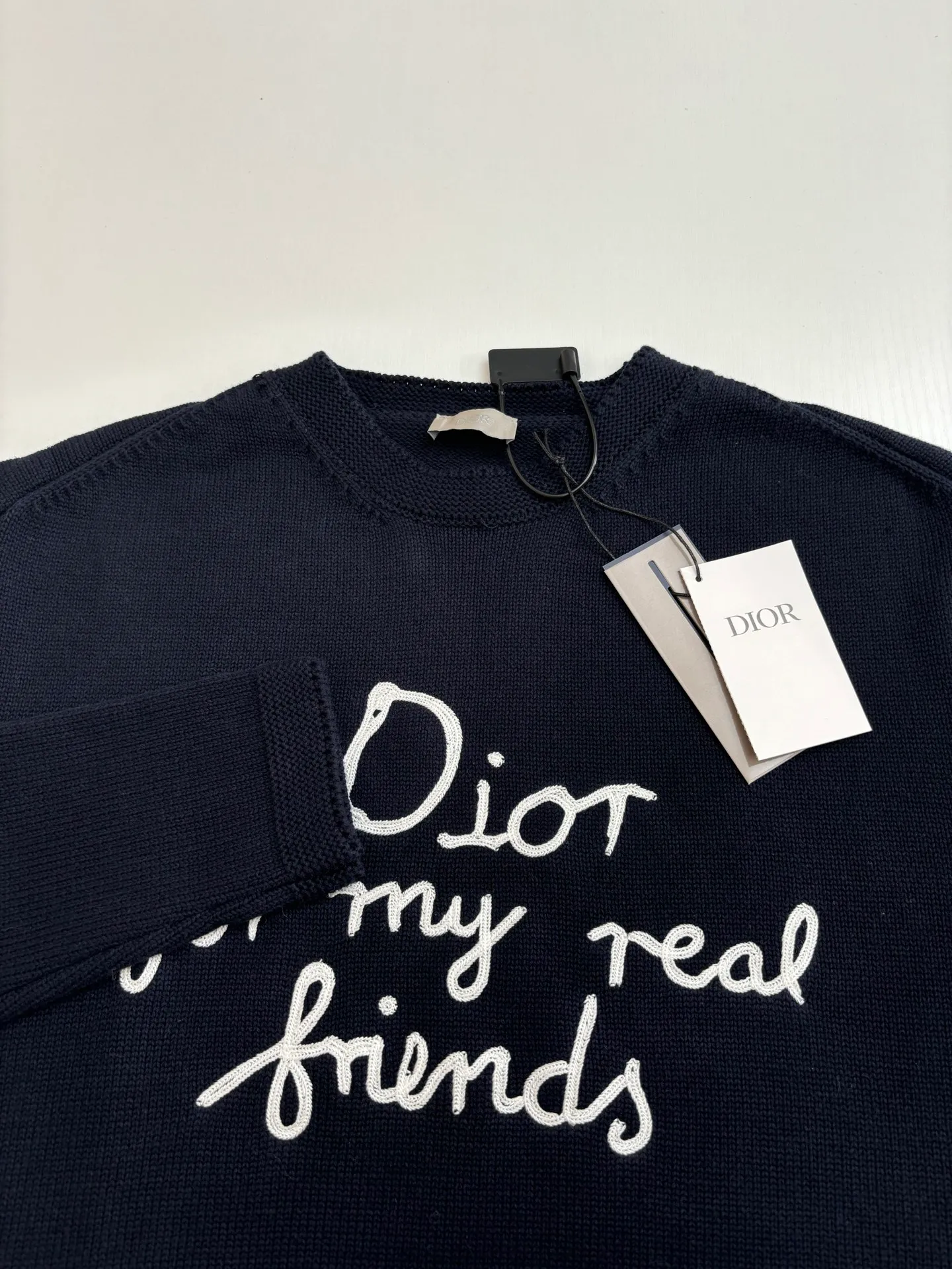 🅿️460 Dio*/Dior 25Fw new friend embroidered knitted sweater. The original version was purchased and developed for 13,500. The fabric is made of 16-count single yarn fabric. This fabric is woven from blended cotton yarn. When paired with a 7-needle machine, the effect is more three-dimensional. The embroidery uses 3D three-dimensional cotton thread embroidery. The embroidery technology is high-density and the number of stitches is sufficient to prevent linting, and the upper body effect is more high-end. This sweater displays the Dior For My Real Friends logo from the DIOR AND HYLTON NEL collaboration. Crafted from blue cotton-blend jersey, it has a regular fit with ribbed details and embroidery on the chest for added style.  Size：S/M/L