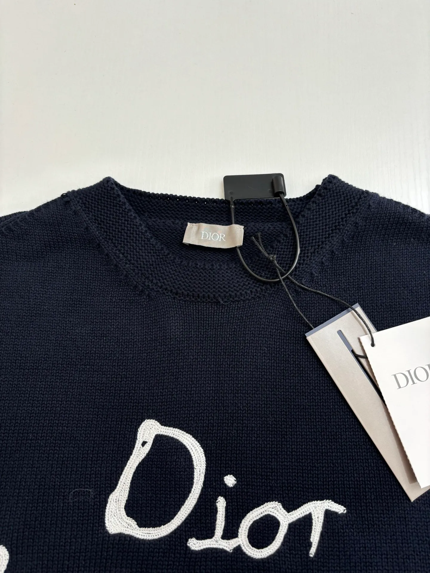 🅿️460 Dio*/Dior 25Fw new friend embroidered knitted sweater. The original version was purchased and developed for 13,500. The fabric is made of 16-count single yarn fabric. This fabric is woven from blended cotton yarn. When paired with a 7-needle machine, the effect is more three-dimensional. The embroidery uses 3D three-dimensional cotton thread embroidery. The embroidery technology is high-density and the number of stitches is sufficient to prevent linting, and the upper body effect is more high-end. This sweater displays the Dior For My Real Friends logo from the DIOR AND HYLTON NEL collaboration. Crafted from blue cotton-blend jersey, it has a regular fit with ribbed details and embroidery on the chest for added style.  Size：S/M/L