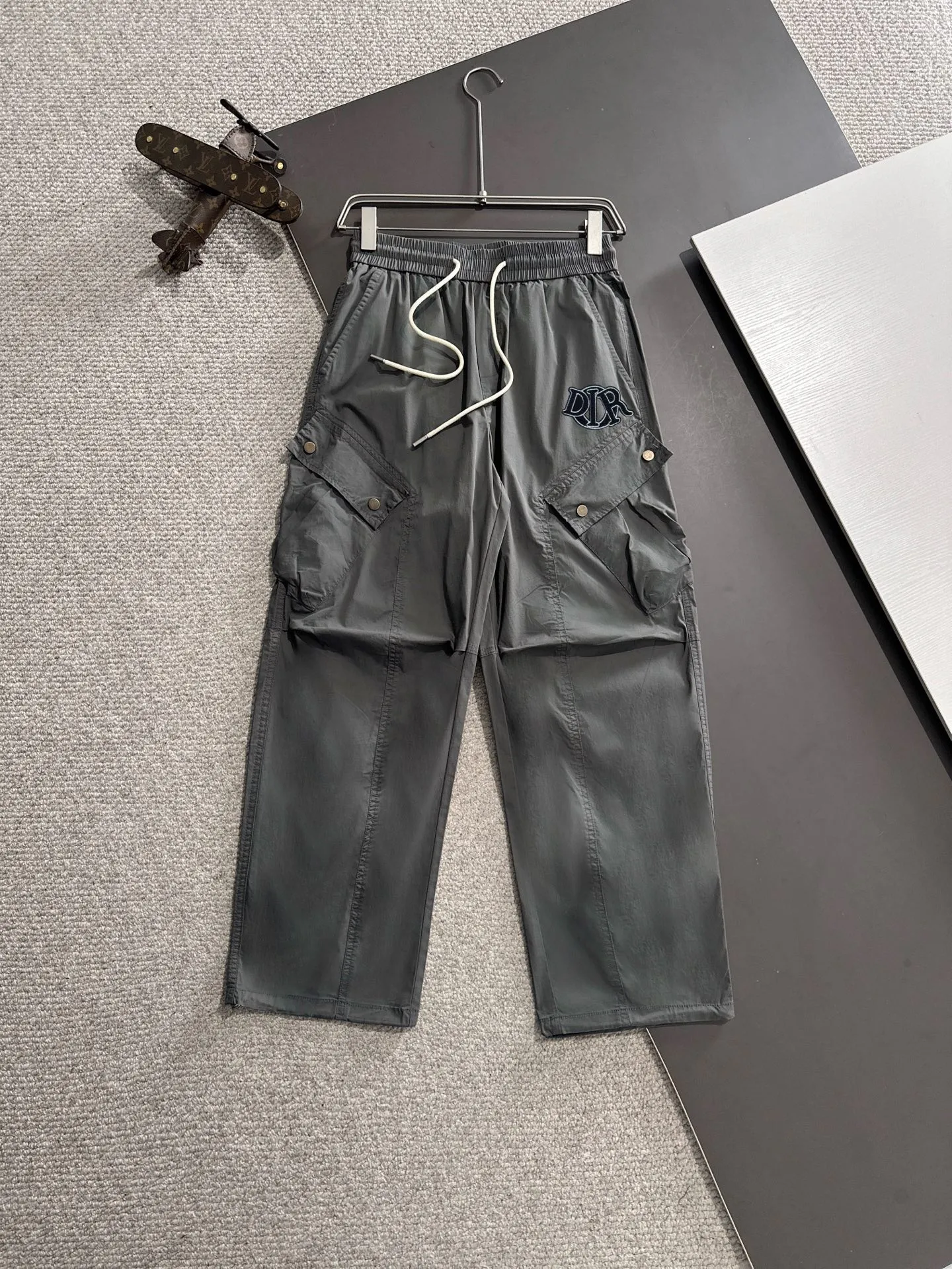 🅿️380 next day shipping Dior 2025 spring and summer new elastic band casual pants, thin counter custom fabrics, high breathability and comfort, impeccable details, brand element design concept, reflecting high quality. It feels delicate and soft! It presents a casual cut and the upper body shape is great! Size: M-4XL