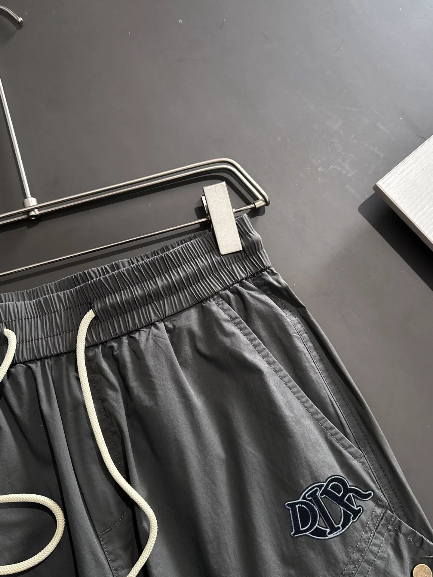 🅿️380 next day shipping Dior 2025 spring and summer new elastic band casual pants, thin counter custom fabrics, high breathability and comfort, impeccable details, brand element design concept, reflecting high quality. It feels delicate and soft! It presents a casual cut and the upper body shape is great! Size: M-4XL