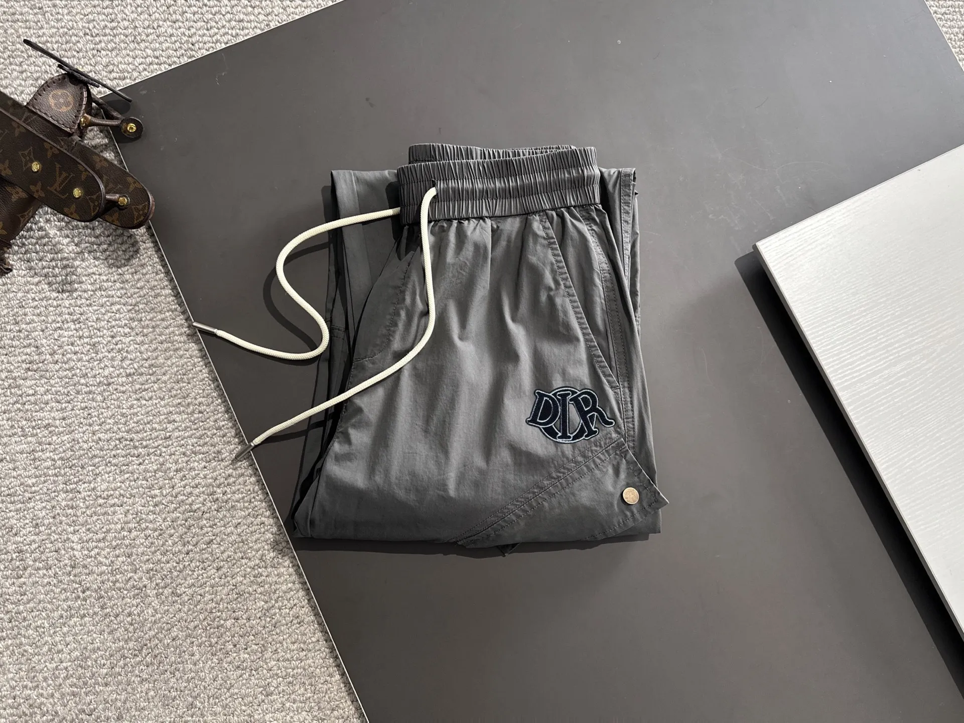 🅿️380 next day shipping Dior 2025 spring and summer new elastic band casual pants, thin counter custom fabrics, high breathability and comfort, impeccable details, brand element design concept, reflecting high quality. It feels delicate and soft! It presents a casual cut and the upper body shape is great! Size: M-4XL