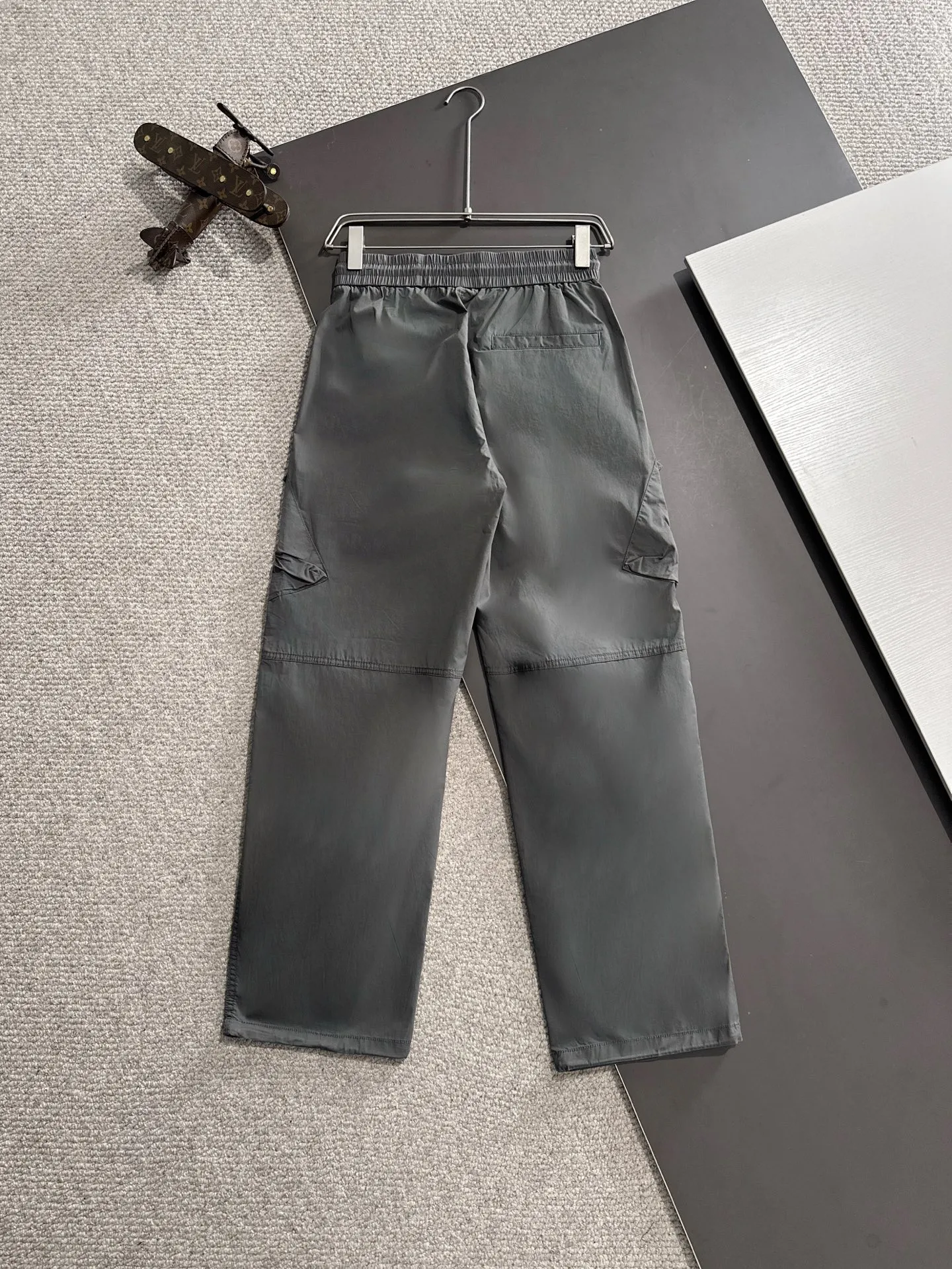 🅿️380 next day shipping Dior 2025 spring and summer new elastic band casual pants, thin counter custom fabrics, high breathability and comfort, impeccable details, brand element design concept, reflecting high quality. It feels delicate and soft! It presents a casual cut and the upper body shape is great! Size: M-4XL