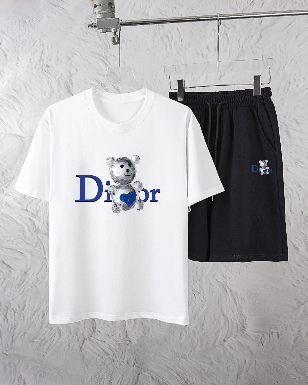 🅿️300 Dior Exclusively provides new trendy men’s fashionable round neck short-sleeved shorts suits, trendy and fashionable casual short-sleeved suits! It has high breathability and comfort, impeccable details, and brand element design concept, reflecting high quality. It presents a casual cut and the upper body shape is great! Material: 250g Xinjiang long-staple cotton short sleeves + 360g pure cotton terry shorts Size: S M L Due to manual measurement, there is a deviation of about 1-3CM in size.