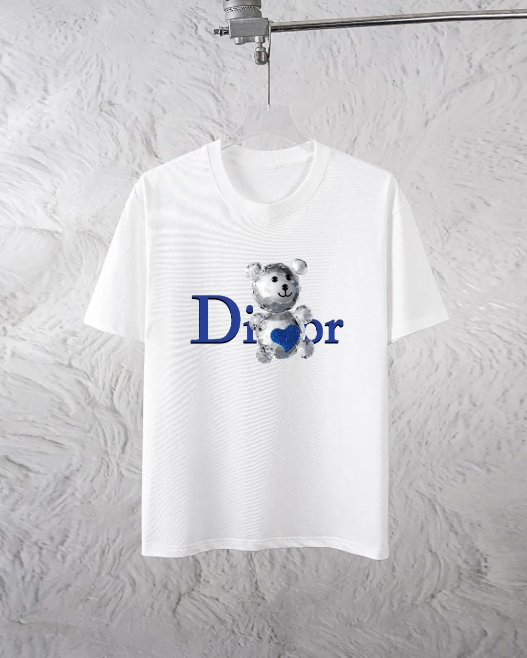 🅿️300 Dior Exclusively provides new trendy men’s fashionable round neck short-sleeved shorts suits, trendy and fashionable casual short-sleeved suits! It has high breathability and comfort, impeccable details, and brand element design concept, reflecting high quality. It presents a casual cut and the upper body shape is great! Material: 250g Xinjiang long-staple cotton short sleeves + 360g pure cotton terry shorts Size: S M L Due to manual measurement, there is a deviation of about 1-3CM in size.