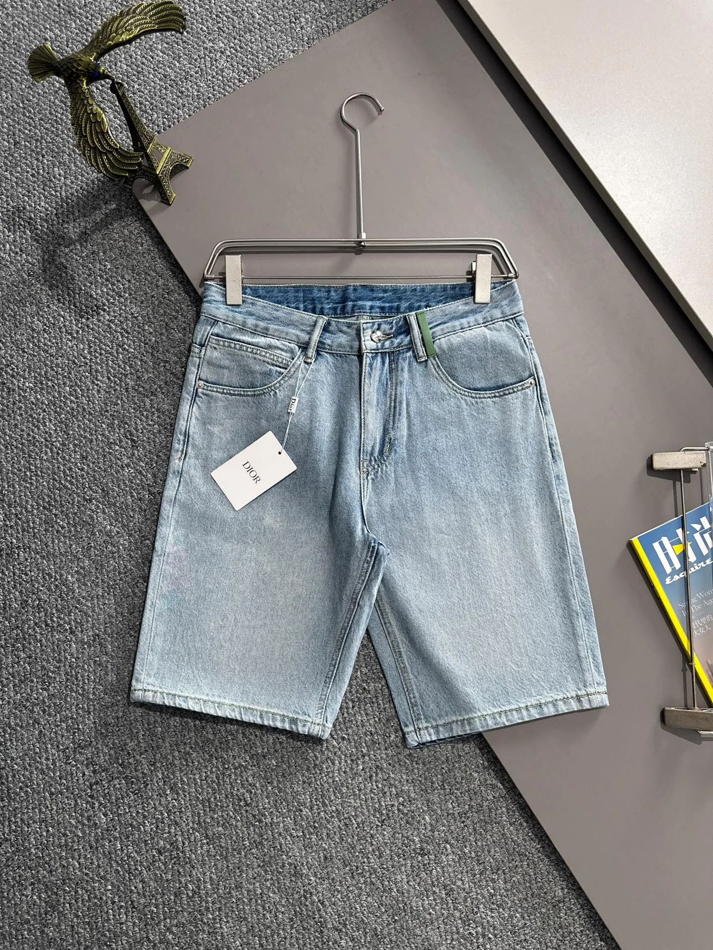 🅿️330 Dior 2025 summer new jeans denim shorts are produced using imported Japanese Denim plain cotton denim fabrics, complete with three standards. The top stone-washed process makes the texture reach the old taste of the 1980s. It is soft, delicate, comfortable and breathable. The color has a modern and fashionable vicissitudes. The upper body is versatile and fashionable! Light luxury, a must-have item for daily commuting! Code number: 28-40 (please state your height and weight when placing an order)