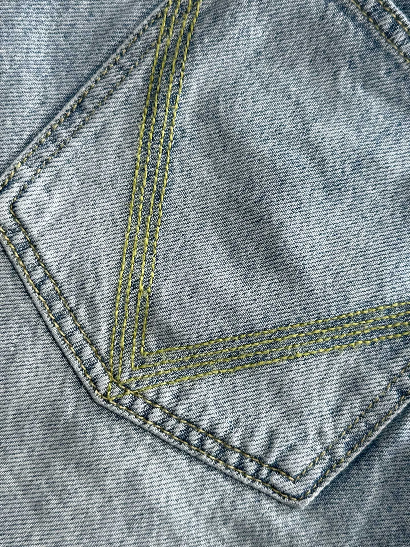 🅿️330 Dior 2025 summer new jeans denim shorts are produced using imported Japanese Denim plain cotton denim fabrics, complete with three standards. The top stone-washed process makes the texture reach the old taste of the 1980s. It is soft, delicate, comfortable and breathable. The color has a modern and fashionable vicissitudes. The upper body is versatile and fashionable! Light luxury, a must-have item for daily commuting! Code number: 28-40 (please state your height and weight when placing an order)