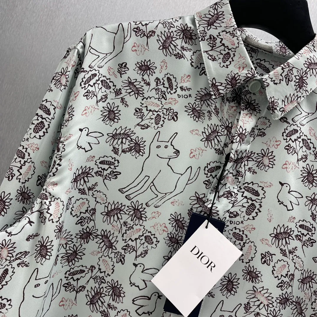 🅿️460 🧧CD Fantasy Cute Pet Printed Shirt Size: S-XL This village shirt comes from the DIOR AND HYLTON NEL joint series, showing an interpretation of the artist's work. Crafted from green mulberry silk twill fabric, it features a classic cut and a hidden button fastening. The style is fashionable and can be paired with other pieces from the limited series.