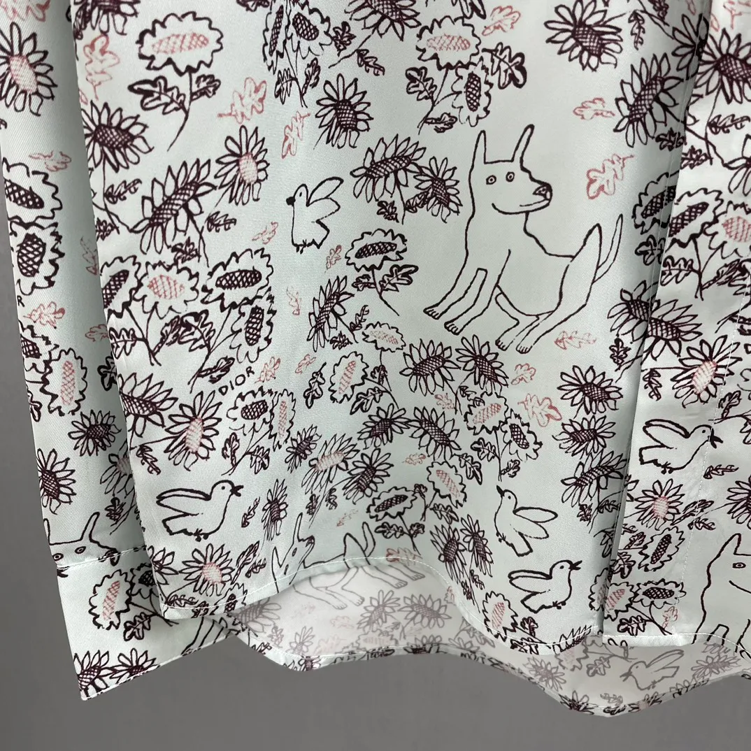 🅿️460 🧧CD Fantasy Cute Pet Printed Shirt Size: S-XL This village shirt comes from the DIOR AND HYLTON NEL joint series, showing an interpretation of the artist's work. Crafted from green mulberry silk twill fabric, it features a classic cut and a hidden button fastening. The style is fashionable and can be paired with other pieces from the limited series.