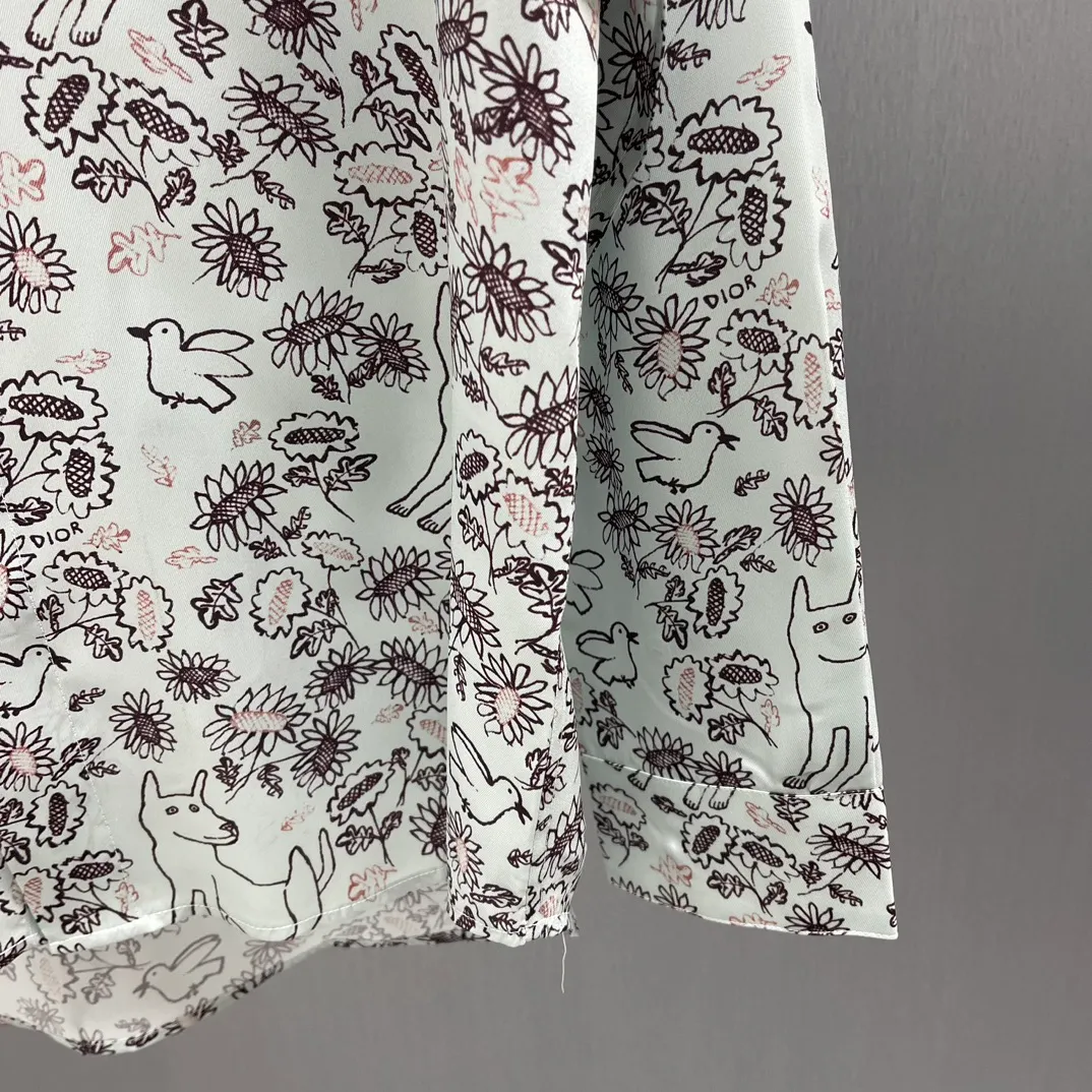 🅿️460 🧧CD Fantasy Cute Pet Printed Shirt Size: S-XL This village shirt comes from the DIOR AND HYLTON NEL joint series, showing an interpretation of the artist's work. Crafted from green mulberry silk twill fabric, it features a classic cut and a hidden button fastening. The style is fashionable and can be paired with other pieces from the limited series.