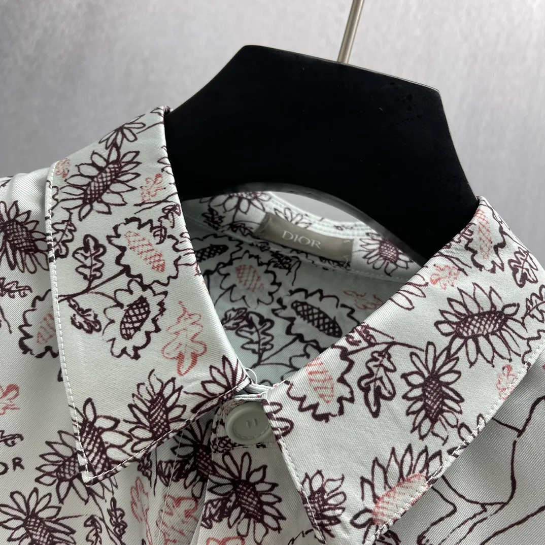 🅿️460 🧧CD Fantasy Cute Pet Printed Shirt Size: S-XL This village shirt comes from the DIOR AND HYLTON NEL joint series, showing an interpretation of the artist's work. Crafted from green mulberry silk twill fabric, it features a classic cut and a hidden button fastening. The style is fashionable and can be paired with other pieces from the limited series.