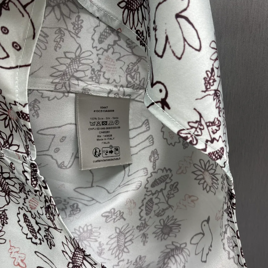 🅿️460 🧧CD Fantasy Cute Pet Printed Shirt Size: S-XL This village shirt comes from the DIOR AND HYLTON NEL joint series, showing an interpretation of the artist's work. Crafted from green mulberry silk twill fabric, it features a classic cut and a hidden button fastening. The style is fashionable and can be paired with other pieces from the limited series.