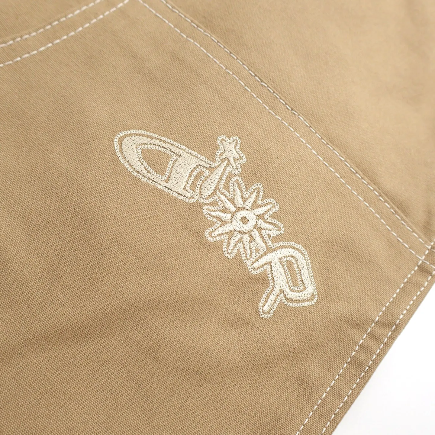 🅿️500 [Exclusive supply] CD small embroidered logging pants (khaki color) Customized soft velvet fine twill cotton brocade, excellent texture, comfortable and skin-friendly. Based on earthy khaki color, imported machine embroidery technology is used. Advanced computer control system and precise mechanical components are used to achieve dior embroidery operations with high precision and smooth and delicate lines. Size:46-48-50-52