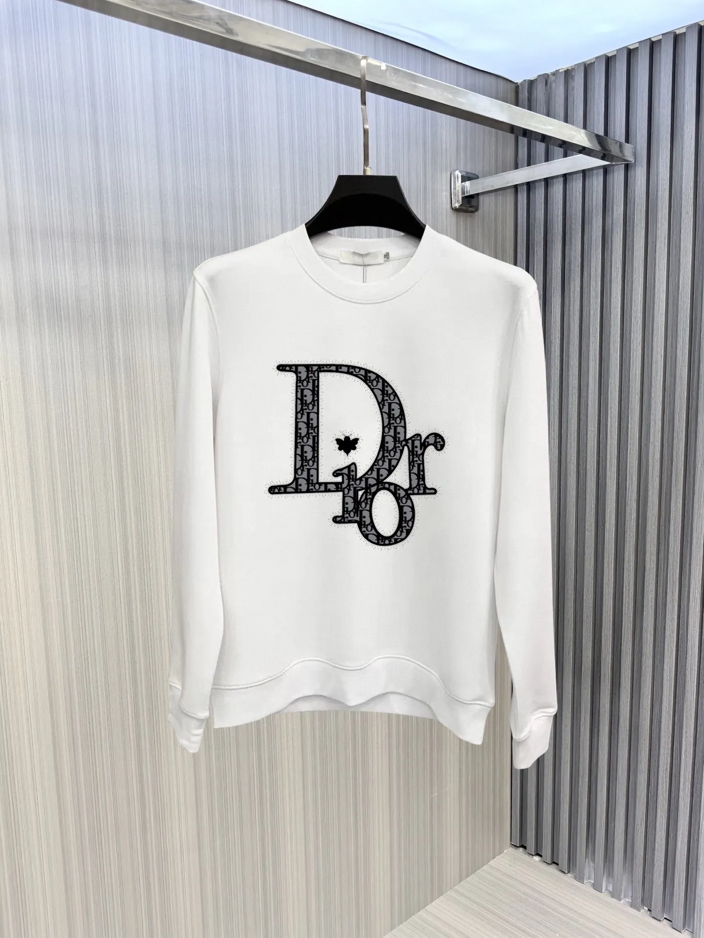 🅿️220 brand [DIOr Dior] (good news for fat people) 2025ss autumn latest long-sleeved round-neck sweatshirt, on sale simultaneously on the official website. Refreshing and breathable. Made of top Tencel Roman. Comfortable and soft. 3D three-dimensional clarity. Super fashion sense. Great for gifting and keeping for yourself. Size: M-5XL (can wear up to 220 pounds)