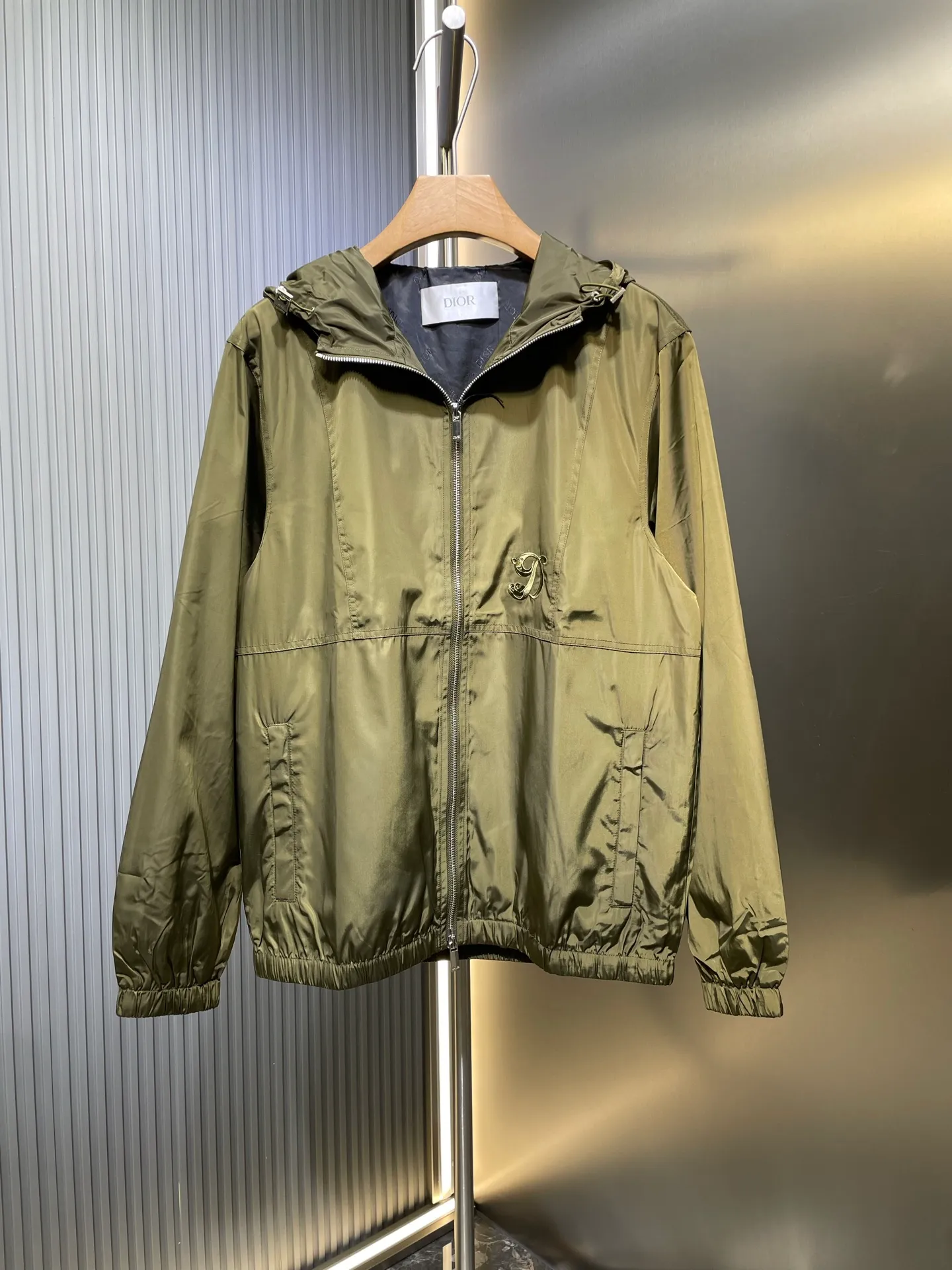 🅿️580 Dior🌟[Top original order] 2024 autumn and winter imported nylon letter embroidered hooded windproof jacket! Customized and imported nylon fabric, windproof and waterproof, embroidered design with "D" artistic font on the front panel, overall Dior word embroidery on the back panel, customized zipper, and even the lining is the original factory woven lining with Dior wording! Available in navy blue and army green colors! If you want good goods, hurry up. Size: m-xxxl