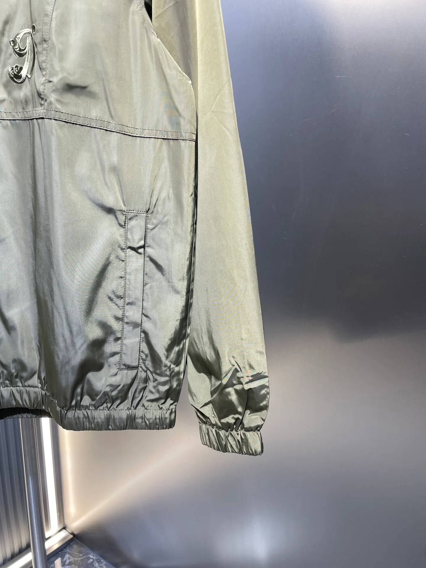 🅿️580 Dior🌟[Top original order] 2024 autumn and winter imported nylon letter embroidered hooded windproof jacket! Customized and imported nylon fabric, windproof and waterproof, embroidered design with "D" artistic font on the front panel, overall Dior word embroidery on the back panel, customized zipper, and even the lining is the original factory woven lining with Dior wording! Available in navy blue and army green colors! If you want good goods, hurry up. Size: m-xxxl