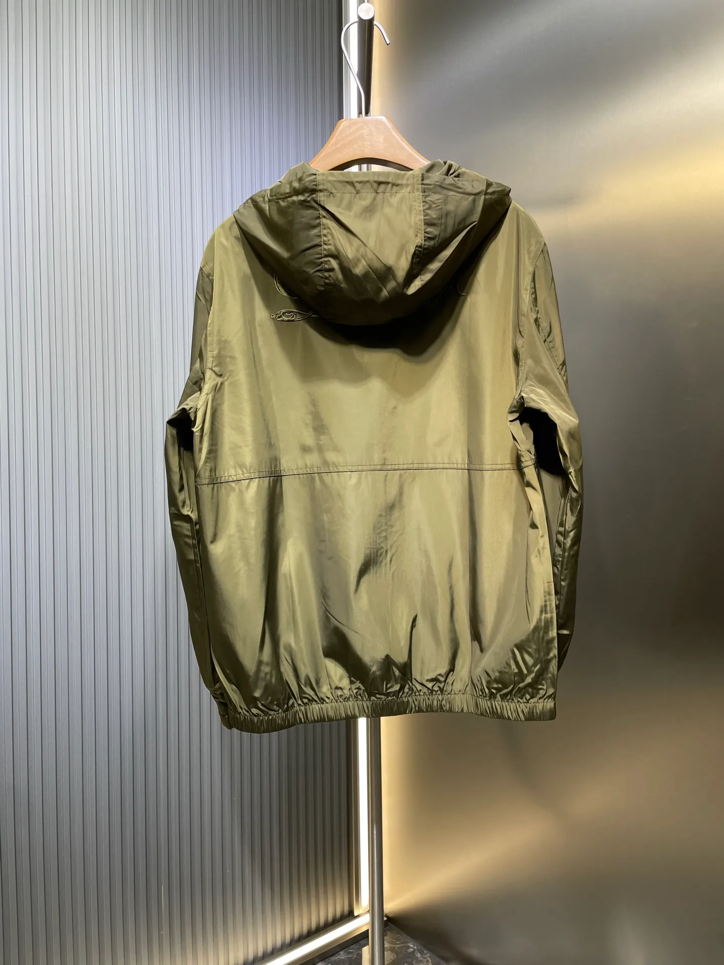 🅿️580 Dior🌟[Top original order] 2024 autumn and winter imported nylon letter embroidered hooded windproof jacket! Customized and imported nylon fabric, windproof and waterproof, embroidered design with "D" artistic font on the front panel, overall Dior word embroidery on the back panel, customized zipper, and even the lining is the original factory woven lining with Dior wording! Available in navy blue and army green colors! If you want good goods, hurry up. Size: m-xxxl