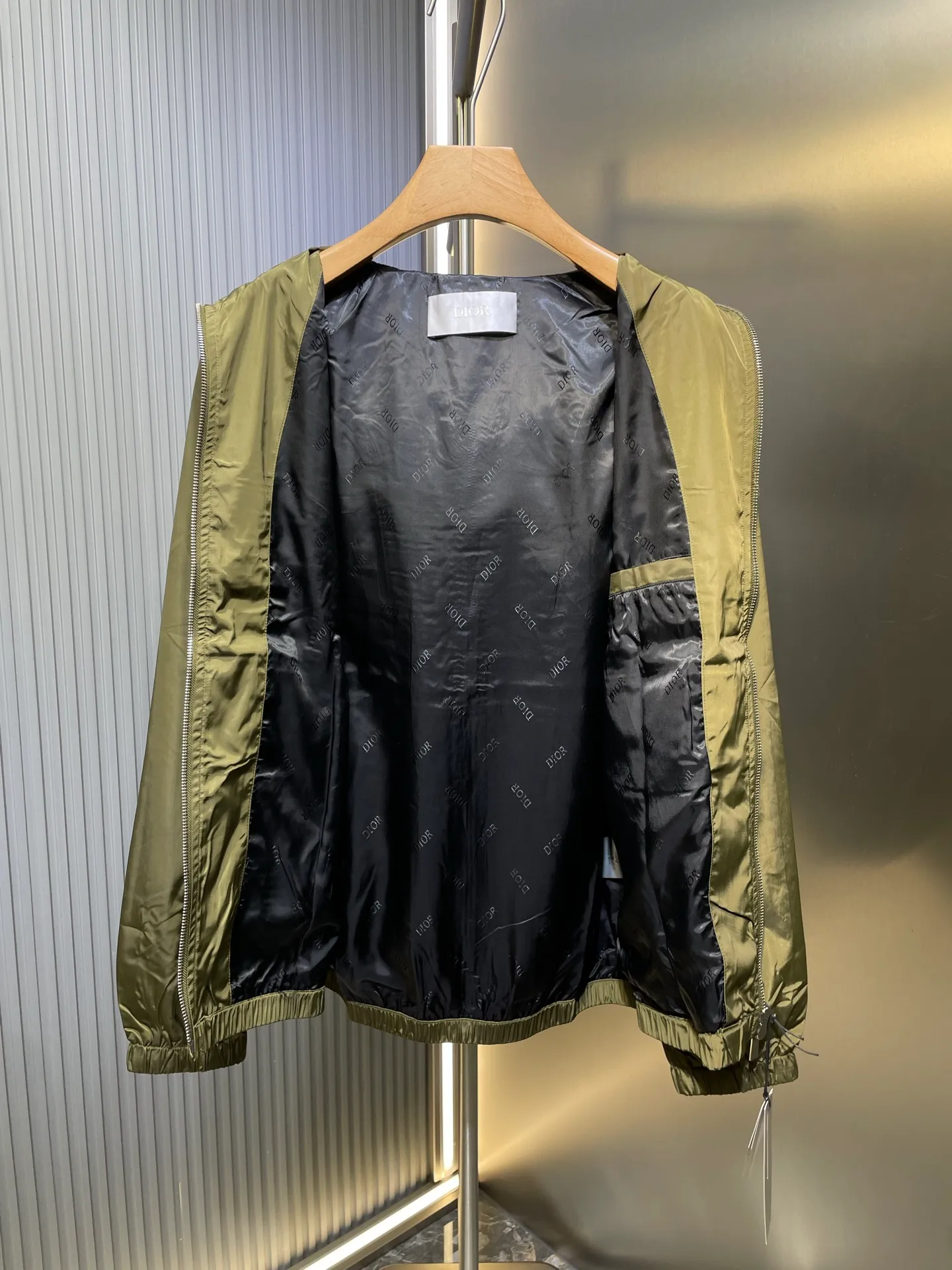 🅿️580 Dior🌟[Top original order] 2024 autumn and winter imported nylon letter embroidered hooded windproof jacket! Customized and imported nylon fabric, windproof and waterproof, embroidered design with "D" artistic font on the front panel, overall Dior word embroidery on the back panel, customized zipper, and even the lining is the original factory woven lining with Dior wording! Available in navy blue and army green colors! If you want good goods, hurry up. Size: m-xxxl