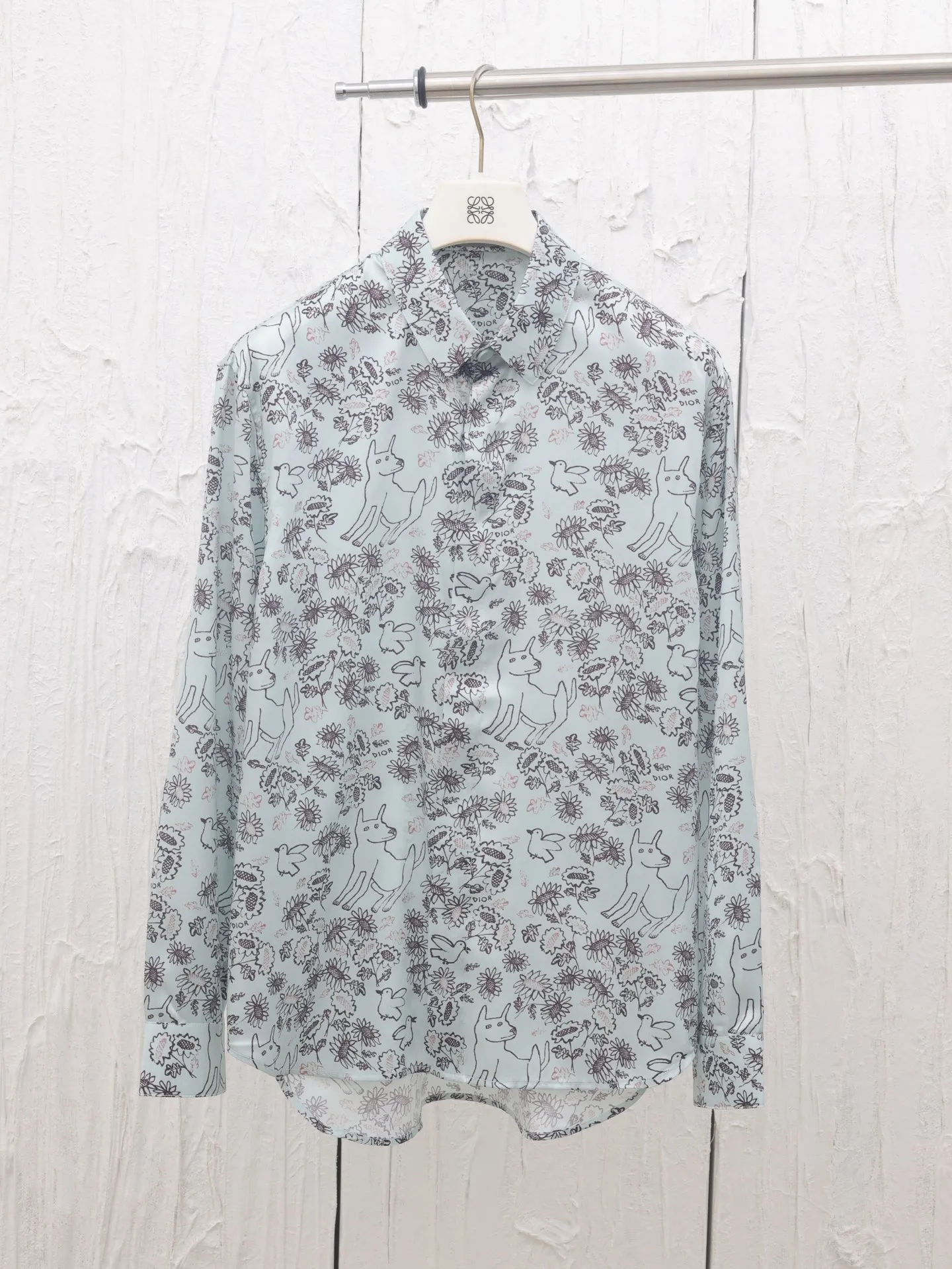 🅿️436 Dio*/Dior 25ss new animal and plant all-over mulberry silk twill flower shirt comes from the DIO AND HYLTON NEL joint series, showing an interpretation of the artist's work. Crafted from green mulberry silk twill fabric, it features a classic cut and a hidden button fastening. The style is fashionable and can be paired with other pieces from the limited series.  Size: 39-S/40-M/41-L/42-XL