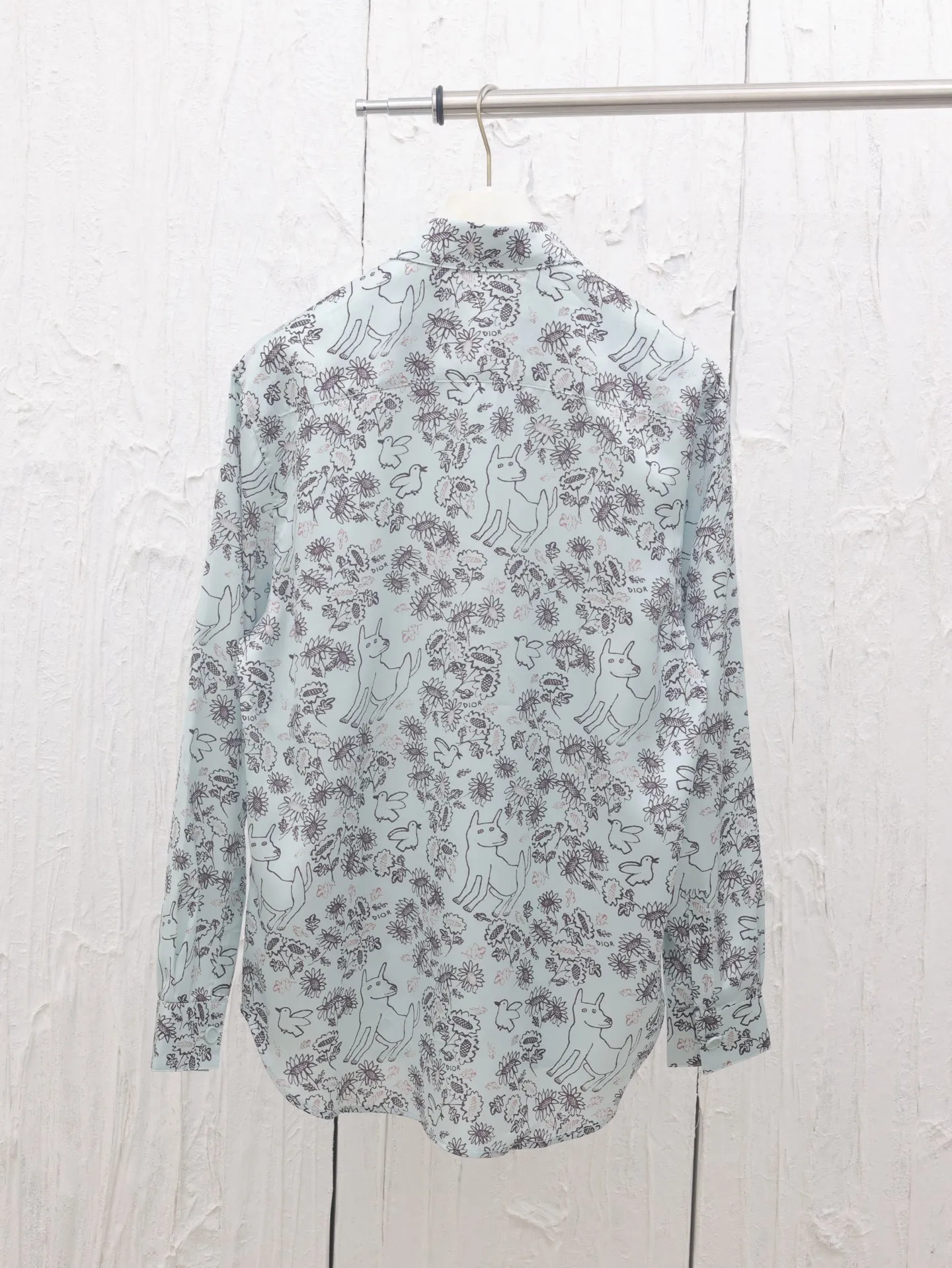 🅿️436 Dio*/Dior 25ss new animal and plant all-over mulberry silk twill flower shirt comes from the DIO AND HYLTON NEL joint series, showing an interpretation of the artist's work. Crafted from green mulberry silk twill fabric, it features a classic cut and a hidden button fastening. The style is fashionable and can be paired with other pieces from the limited series.  Size: 39-S/40-M/41-L/42-XL