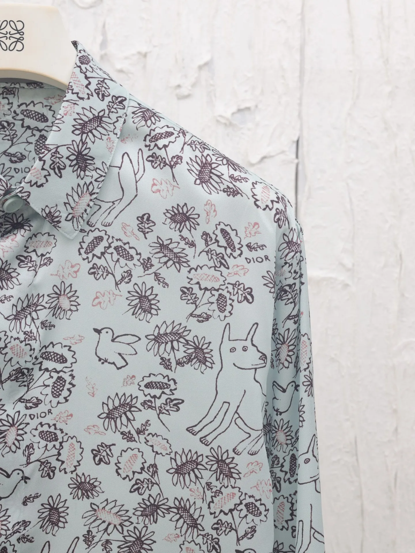 🅿️436 Dio*/Dior 25ss new animal and plant all-over mulberry silk twill flower shirt comes from the DIO AND HYLTON NEL joint series, showing an interpretation of the artist's work. Crafted from green mulberry silk twill fabric, it features a classic cut and a hidden button fastening. The style is fashionable and can be paired with other pieces from the limited series.  Size: 39-S/40-M/41-L/42-XL