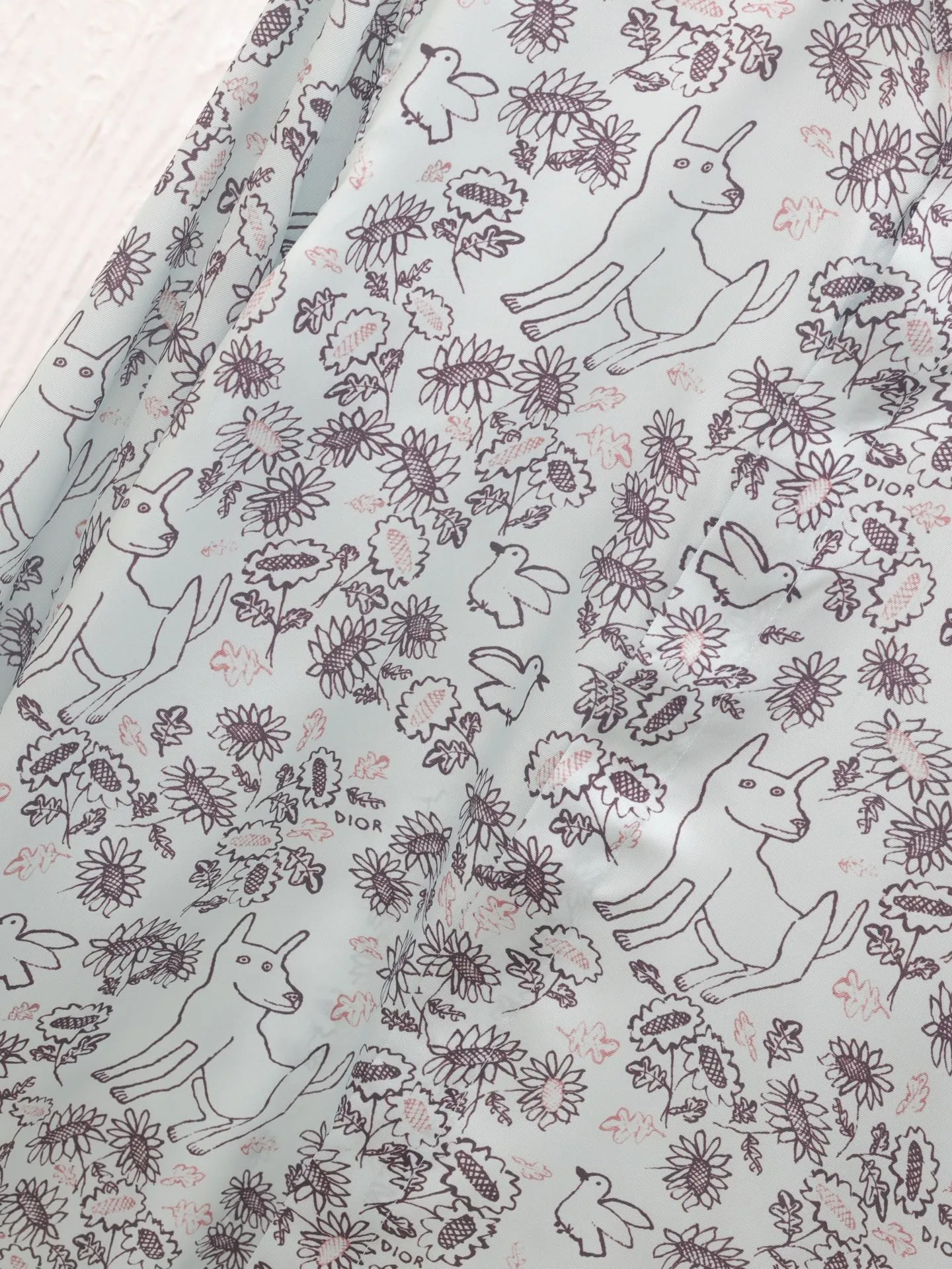 🅿️436 Dio*/Dior 25ss new animal and plant all-over mulberry silk twill flower shirt comes from the DIO AND HYLTON NEL joint series, showing an interpretation of the artist's work. Crafted from green mulberry silk twill fabric, it features a classic cut and a hidden button fastening. The style is fashionable and can be paired with other pieces from the limited series.  Size: 39-S/40-M/41-L/42-XL