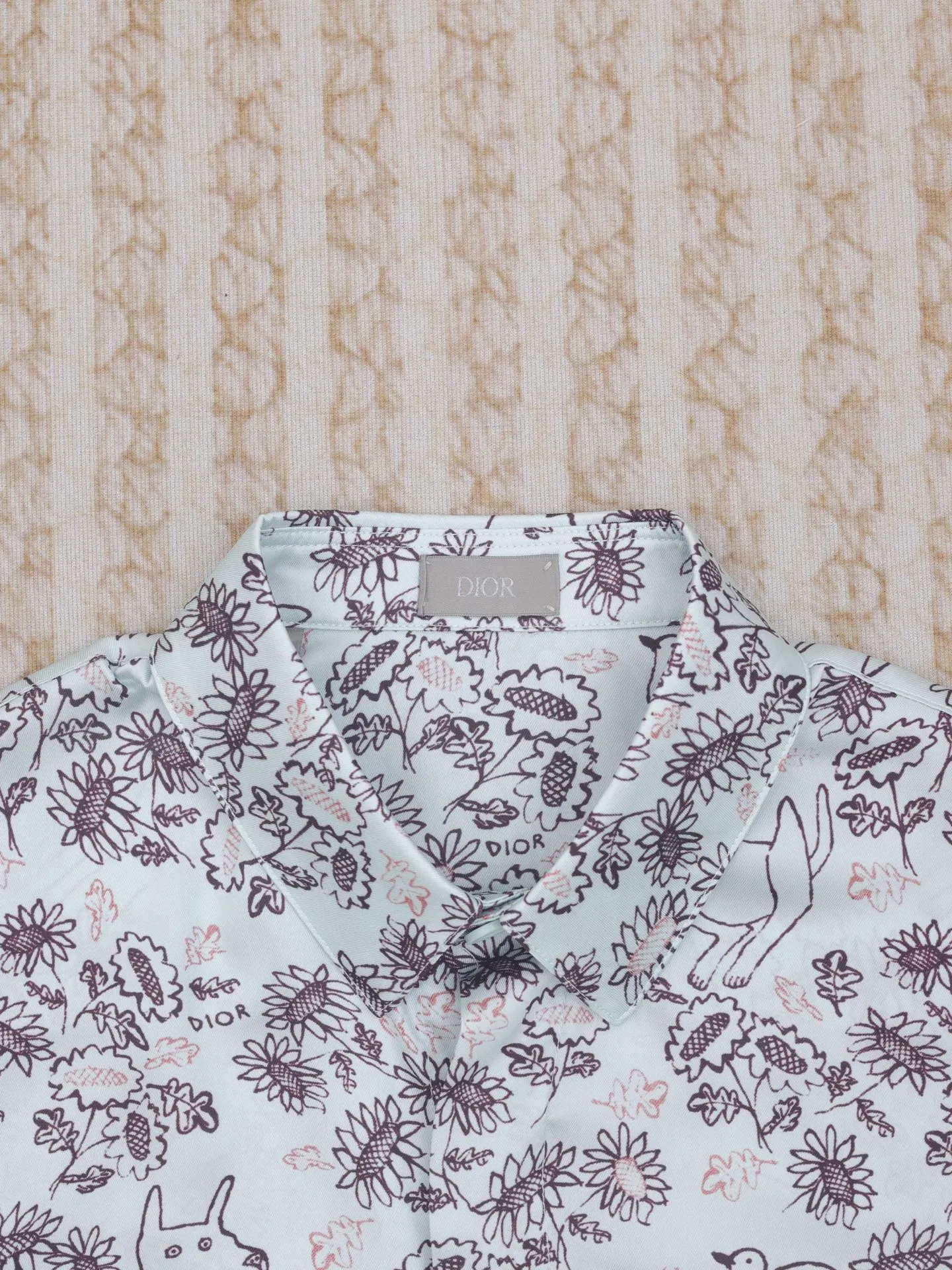 🅿️436 Dio*/Dior 25ss new animal and plant all-over mulberry silk twill flower shirt comes from the DIO AND HYLTON NEL joint series, showing an interpretation of the artist's work. Crafted from green mulberry silk twill fabric, it features a classic cut and a hidden button fastening. The style is fashionable and can be paired with other pieces from the limited series.  Size: 39-S/40-M/41-L/42-XL