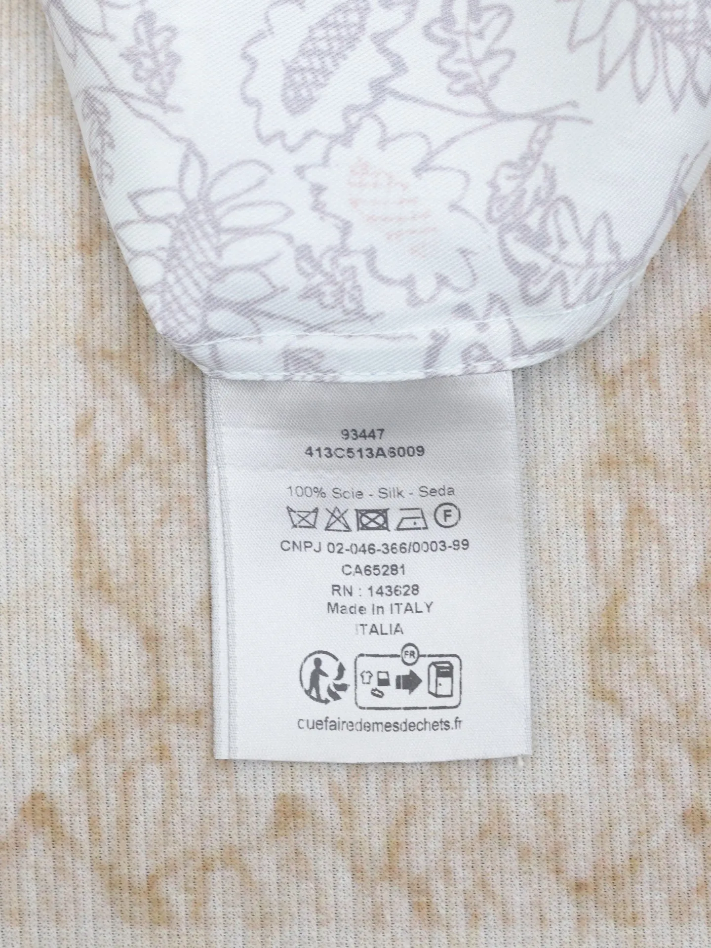 🅿️436 Dio*/Dior 25ss new animal and plant all-over mulberry silk twill flower shirt comes from the DIO AND HYLTON NEL joint series, showing an interpretation of the artist's work. Crafted from green mulberry silk twill fabric, it features a classic cut and a hidden button fastening. The style is fashionable and can be paired with other pieces from the limited series.  Size: 39-S/40-M/41-L/42-XL