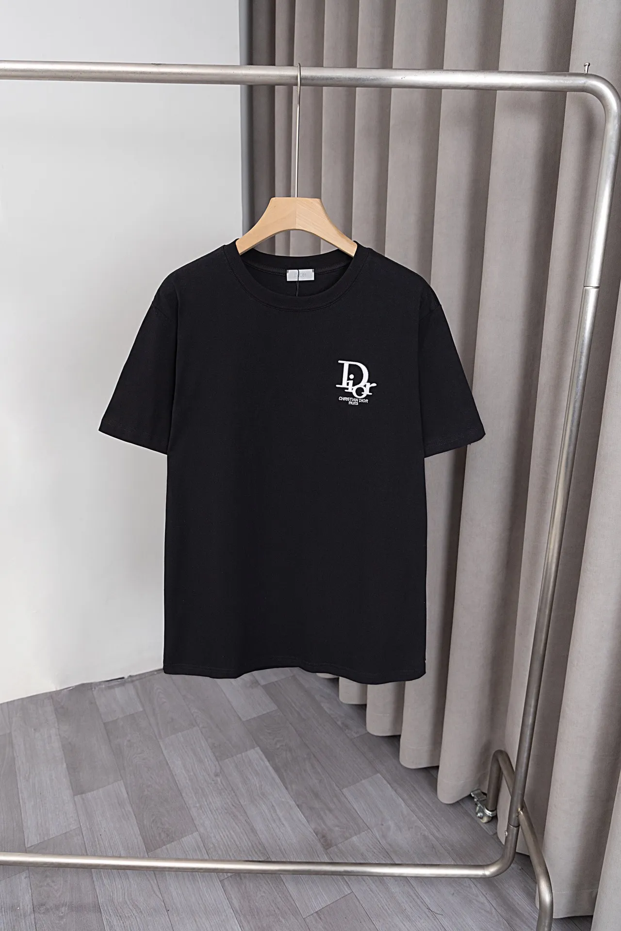 🅿️144 X027 Dior* 25ss new T-sleeve! The Dior letter logo embroidery pattern on the front and back is made of 260g double yarn pure cotton fabric. The fabric is soft, fashionable and versatile, and the same style for men and women. Color: black, white, size: S～XXL