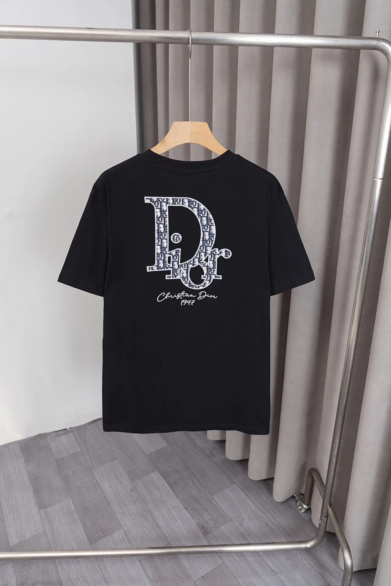 🅿️144 X027 Dior* 25ss new T-sleeve! The Dior letter logo embroidery pattern on the front and back is made of 260g double yarn pure cotton fabric. The fabric is soft, fashionable and versatile, and the same style for men and women. Color: black, white, size: S～XXL