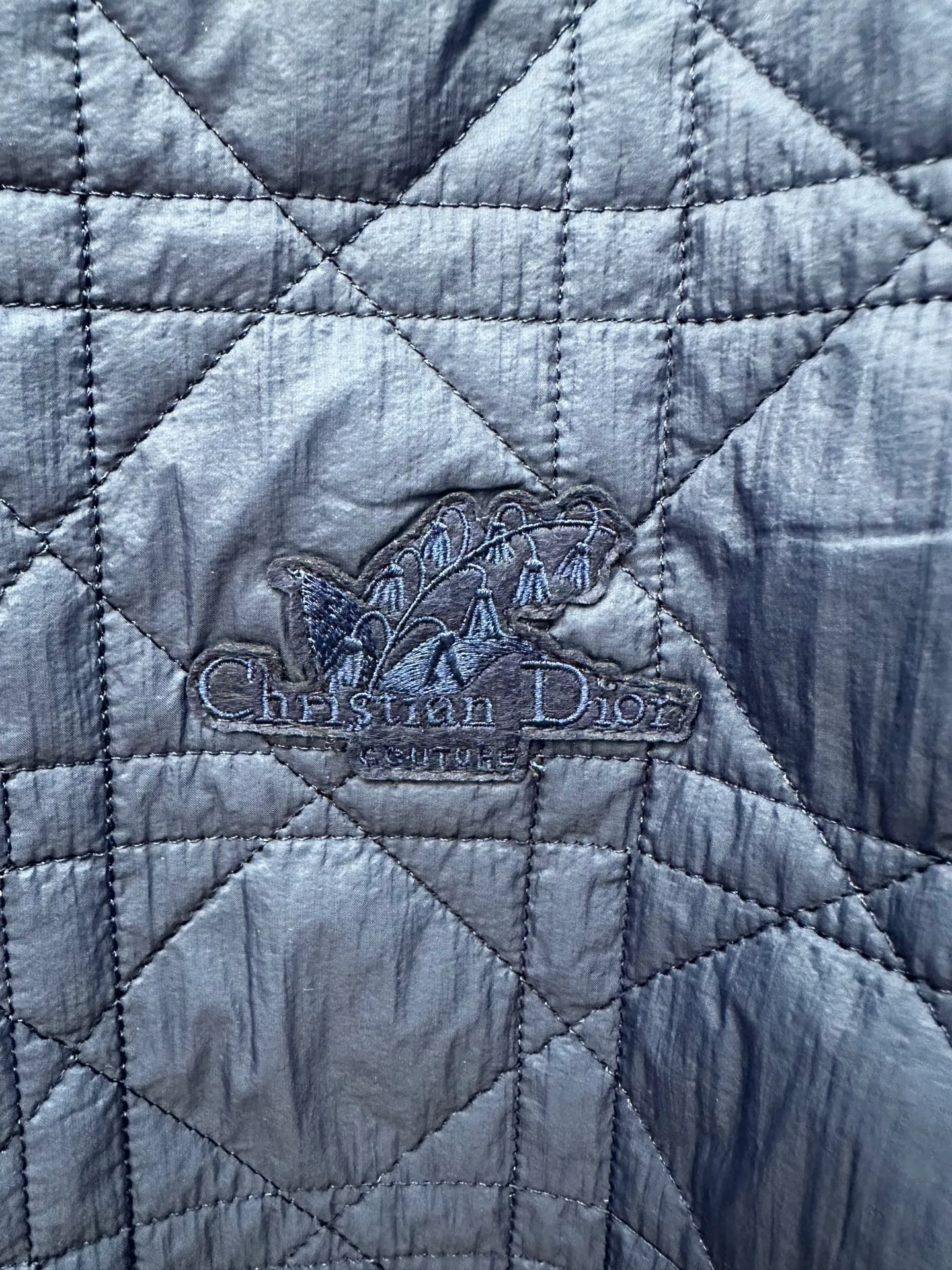 🅿️550 Dior/Dior 25ss new style highlights Cistian Couture embroidery, embellished with lily of the valley flowers, paying tribute to Mr.’s love for flowers. Carefully crafted from dark blue technical fabric, it's decorated with a classic cannage pattern throughout and features eye-catching side slits with metal snaps. Easily styled with a T-shirt for a trendy coordinating look.  Size: S M L XL